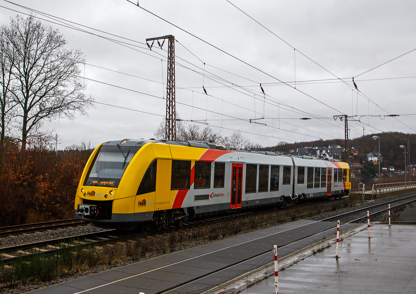 Der VT 503 (95 80 1648 103-7 D-HEB / 95 80 1648 603-6 D-HEB), ein Alstom Coradia LINT 41 der neuen Generation, der HLB (Hessische Landesbahn GmbH), f�hrt am 23.12.2022, als RB 95  Sieg-Dill-Bahn  Dillenburg – Siegen, vom Hp Rudersdorf (Kreis Siegen) weiter in Richtung Siegen.