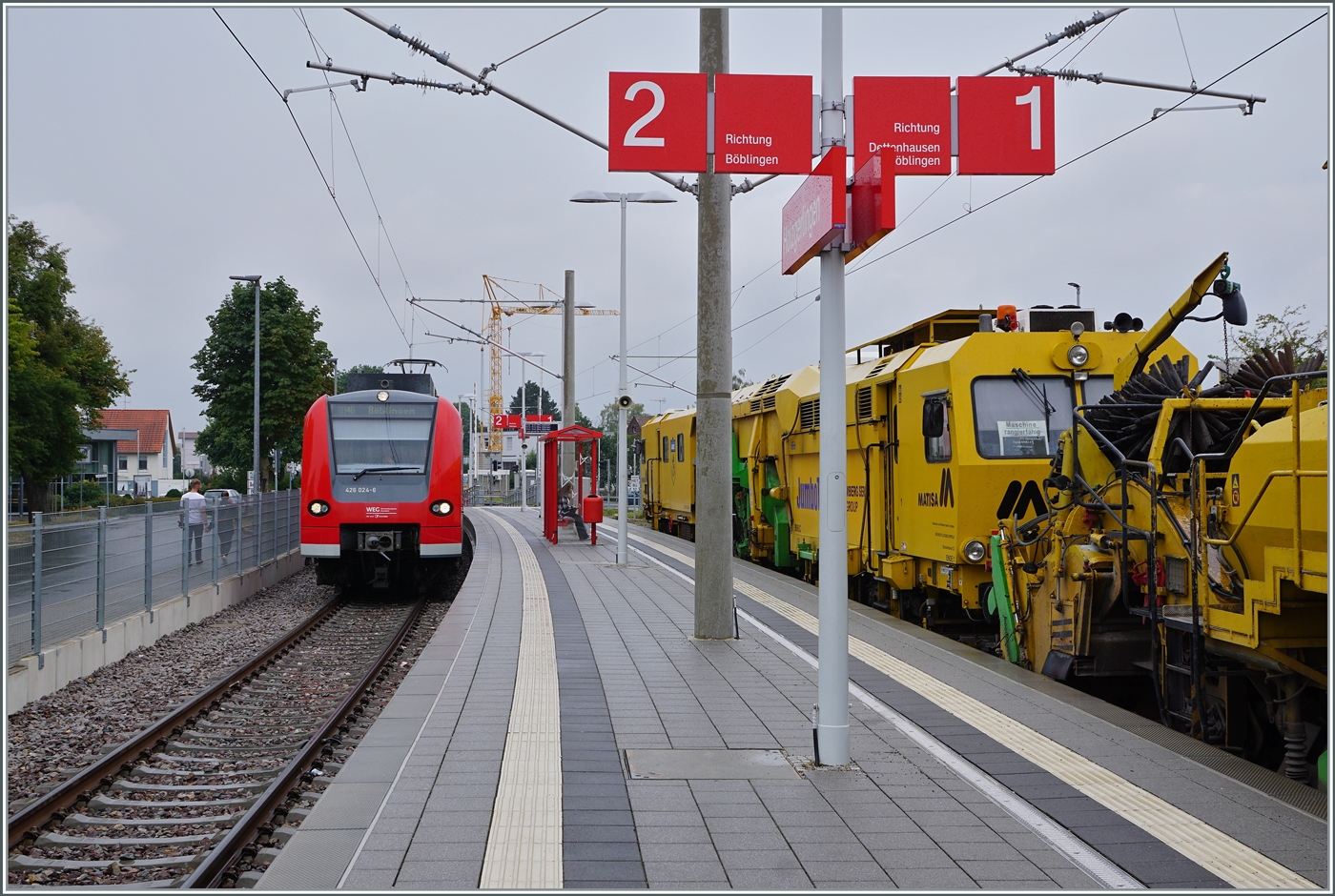 Der WEG (Württembergische Eisen-Bahn) ET 426 024-6 wartet in Holzgerlingen auf die Abfahrt nach Böblingen. 

27. August 2022