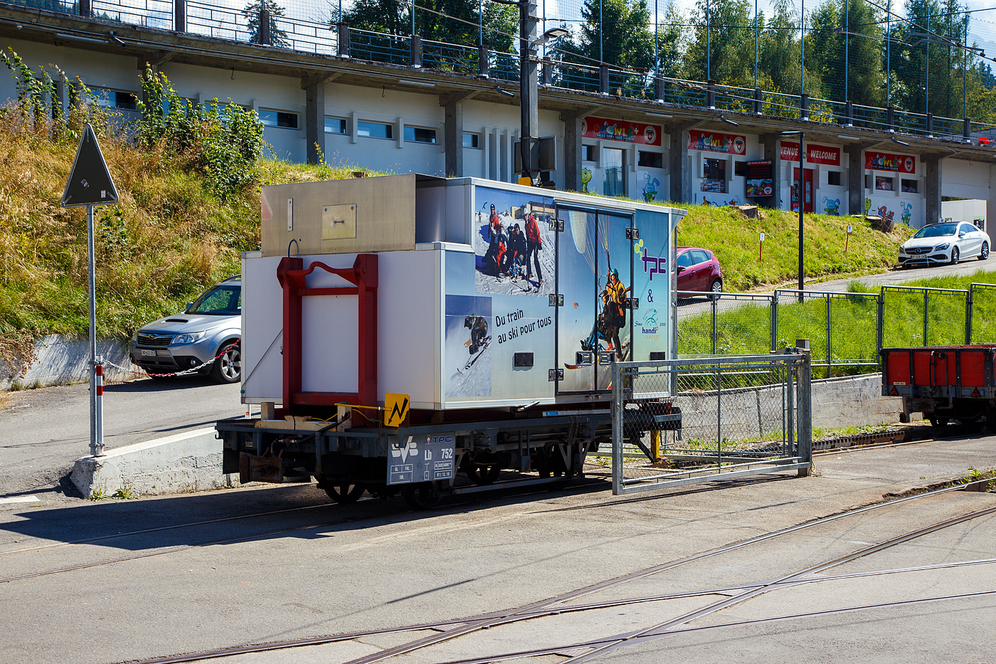 Der zweiachsige Flach- /Containertragwagen tpc  BVB Lb 752 ist am 10 September 2023, beladen mit einem Abrollkühlcontainer in Villars-sur-Ollon abgestellt. Man kann auch das Bremszahnrad erkennen. 

Der Wagen wurde 1913 als L 302 für die VB (Chemin de fer Villars–Bretaye) gebaut. Im Jahre 1942 fusionierten BGVC mit der VB zur BVB (Bex–Villars–Bretaye) und der Wagen wurde zum BVB OC 252 / Kklm 252 der dann später zum BVB Lb 752 umgebaut wurde.

TECHNISCHE DATEN:
Spurweite: 1.000 mm (Meterspur)
Achsanzahl: 2
Zahnradsystem:  Abt (Bremszahnrad)
Eigengewicht: 4 t
Max. Zuladung: 10 t
Bremszahnrad: Ja
Max. Neigung : 240 ‰
Zugelassen: BVB, AL, ASD und AOMC