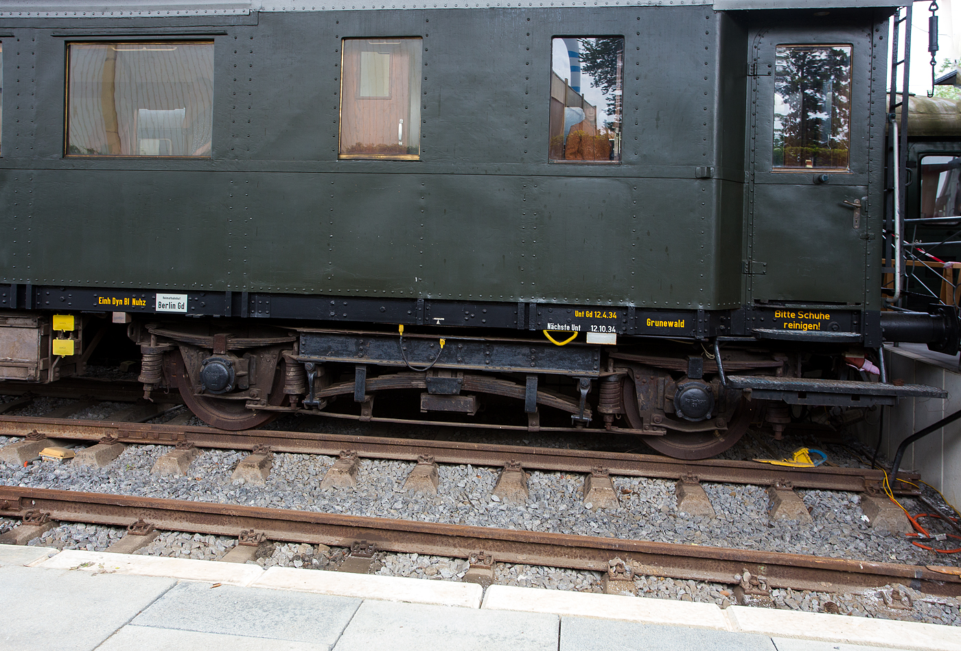 Detailbild von einem der beiden Drehgestelle, der Bauart Görlitz II, des restaurierten historischen  DRG Meßwagen für Schwingungsuntersuchungen Lokmotivversuchsabteilung Grunewald, (Berlin) Bln 700 587, vom berühmten Lokomotiv- Versuchsamtes (LVA) in Berlin Grunewald, am 26 Mai 2024 beim Lokschuppen Hochdahl vom Eisenbahn- und Heimatmuseum Erkrath-Hochdahl e.V..

Ursprünglich war der Wagen 1928 von der Sächsischen Waggonfabrik Werdau (die im gleichen Jahr mit Linke-Hofmann-Busch fusionierte) als Packwagen Pw4ü-28  Ost 90203, ein genieteter Einheitsschnellzugwagen (Ganzstahlwagen der Bauart 28), für die DRG gebaut worden. Aber bereits 1930 wurde er zum Meßwagen für Lauf- und Schwingungsforschung 105 136 Ost, für das Lokomotiv-Versuchsamt Grunewald (LVA) umgebaut.

Die Drehgestelle der Bauart Görlitz II wurden 1925 von der damaligen Waggon- und Maschinenbau AG (WUMAG) in Görlitz ursprünglich für die Wagen des FD Rheingold entwickelt, um den Reisenden besondere Laufruhe zu bieten. Sie wurden später auch für die Schnellzugwagen der Bauart 28 verwendet. Der Achsstand beträgt wie beim Vorgänger (Görlitz I) 3.600 mm. Die Drehgestelle verfügen über Wiegen, die auf in Längsrichtung angeordneten Blattfedern gelagert sind, zudem verfügt die Bauart Görlitz II über eine zusätzliche Federung. Anfangs wurden Torsionsfedern, später (wie hier) Schraubenfedern verwendet.