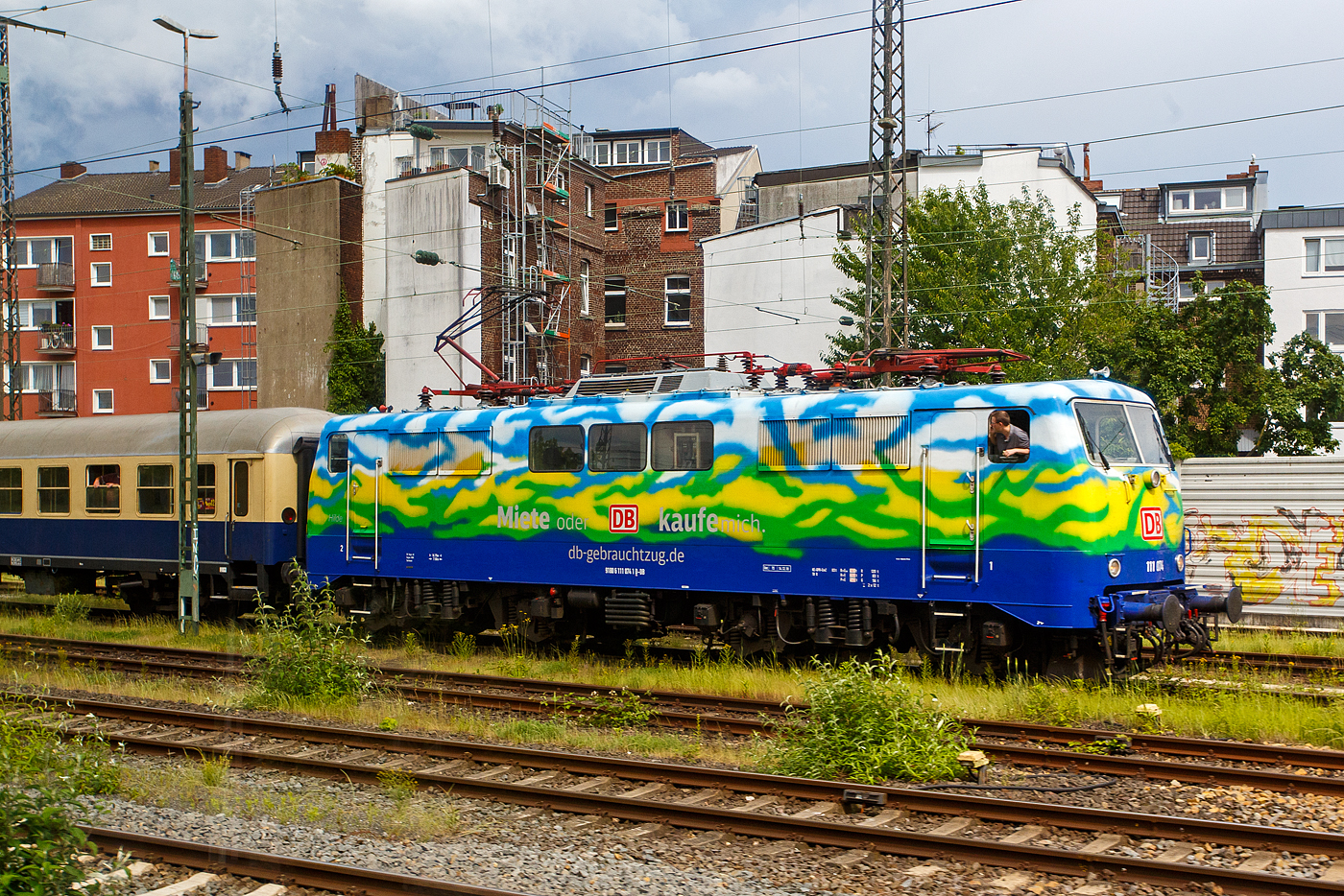 Die 111 074-1 „Hilde“ (91 80 6111 074-1 D-DB) der DB Gebrauchtzug (Miete oder kaufe misch) steht am 26 Mai 2024, mit einem sehr langen Sonder- oder Partyzug mit 12 Wagen der CBB - Centralbahn GmbH (M�nchengladbach) beim Bahnhof K�ln-West. Schlussl�ufer war zudem die (kalte) CBB 110 383-7 alias/eigentlich 115 383-2 (91 80 6115 383-2 D-CBB), eine B�gelfalten E 10.