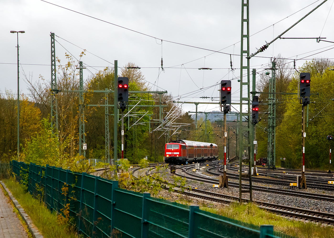 Die 111 084-0 (91 80 6111 084-0 D-DB) der DB Regio NRW erreicht am 22 April 2017, mit dem RE 9 - Rhein-Sieg-Express (Aachen – K�ln - Siegen), den Bahnhof Au/Sieg.

Die Lok wurde 1978 von Krauss-Maffei in M�nchen-Allach unter der Fabriknummer 19842 gebaut, der elektrische Teil ist von Siemens.