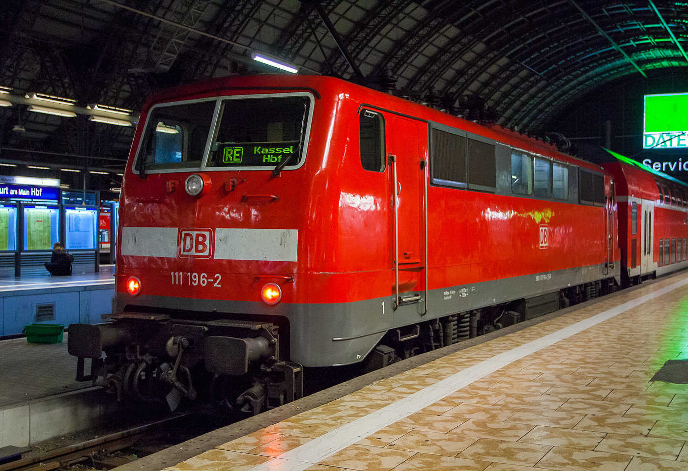 Die 111 196-2 (91 80 6111 196-2 D-DB) der DB Regio Hessen steht am 28.09.2012 mit einem RE nach Kassel im Hbf Frankfurt am Main.

Die Lok wurde1982 von Krupp unter der Fabriknummer 5507 gebaut, der elektrische Teil wurde von AEG unter der Fabriknummer 9022 geliefert. Die Lok wurde im September 2014 bei der Fa. Bender in Opladen zerlegt (abgebrochen).

