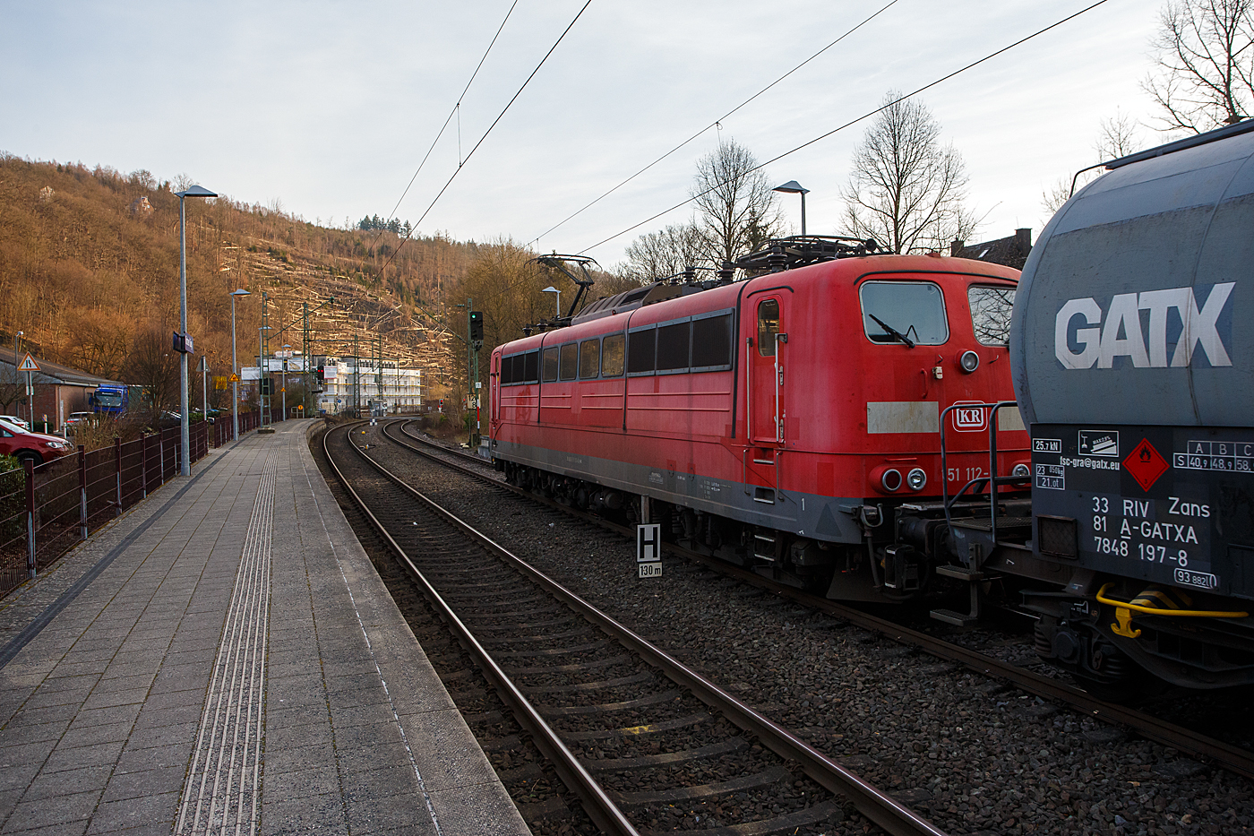 Die 151 112-0 (91 80 6151 112-0 D-KRL) der KonRail GmbH (Weisenheim am Berg) fährt am 22 Januar 2026, mit einem Kesselwagenzug (laut Warntafeln 33/1268 beladen mit Erdöldestillaten N.A.G), durch den Bahnhof Kirchen/Sieg in Richtung Köln.

Nochmals einen lieben Gruß zurück.

Die 151 112-0 wurde 1975 von der Krauss-Maffei AG in München-Allach unter der Fabriknummer 19736 gebaut, der elektrische Teil ist von Siemens. Zum 01.01.2017 wurden je 100 sechsachsige elektrische Altbau-Lokomotiven der Baureihen 151 und 155 an den Lokvermieter Railpool verkauft, so auch diese. Im November 2024 wurde die Lok von der Railpool an die KonRail GmbH verkauft, wo sie hoffentlich noch einige Jahre gut fährt. 
