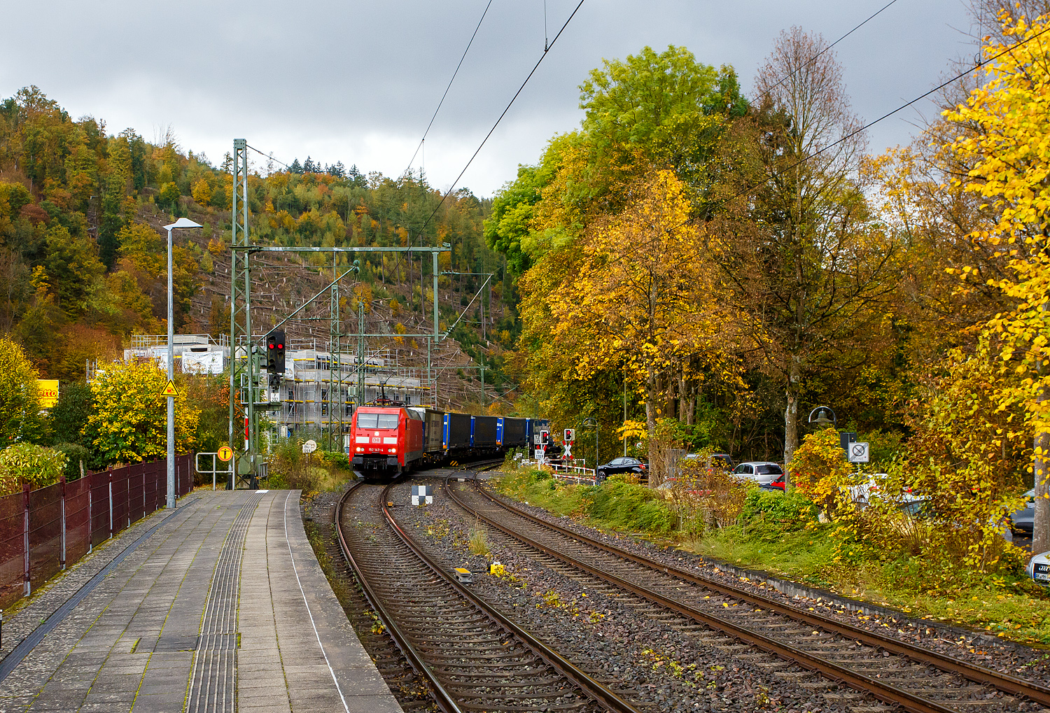 Die 152 143-4 (91 80 6152 143-4 D-DB) der DB Cargo AG fährt am 16 Oktober 2025 mit einem KLV-Zug durch Kirchen/Sieg in Richtung Siegen. Nochmals einen lieben Gruß an den netten Lokführer zurück.

Die Siemens ES64F wurde 2000 noch von Krauss-Maffei (heute Siemens) in München-Allach unter der Fabriknummer 20270 gebaut.