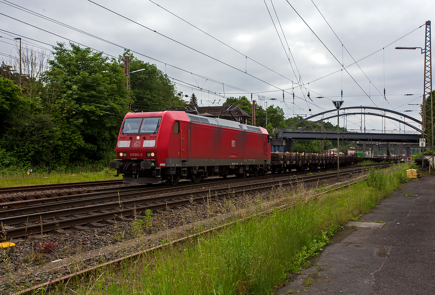 Die 185 016-3 (91 80 6185 016-3 D-DB) der DB Cargo AG verlässt am 03 Juni 2024 mit einem langen gemischten Güterzug den Gbf Kreuztal und f ährt in Richtung Hagen los. Der Güterzug wird hier, vermutlich bis Welschen Ennest, von der 152 082-4 (91 80 6152 082-4 D-DB) der DB Cargo AG nachgeschoben. Die Steigung der Ruhr-Sieg-Strecke (KBS 440) beträgt zwar nur 12 ‰, ist aber sehr lang und kurvenreich. Daher sind häufige Geschwindigkeitswechsel notwendig.

Die TRAXX F140 AC1(185 016-3) wurde 2001 von Bombardier in Kassel unter der Fabriknummer 33413 gebaut.
