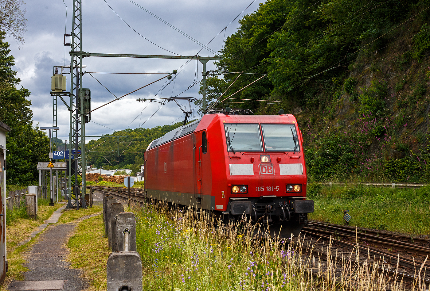Die 185 181-5 (91 80 6185 181-5 D-DB) der DB Cargo AG rauscht als Lz (Lokzug)/ Tfzf (Triebfahrzeugfahrt) am 16 Juni 2024 durch den Bahnhof Scheuerfeld (Sieg) in Richtung Köln.

Die Bombardier TRAXX F140 AC 1 wurde 2004 von der Bombardier Transportation GmbH in Kassel unter der Fabriknummer 33665 gebaut.
