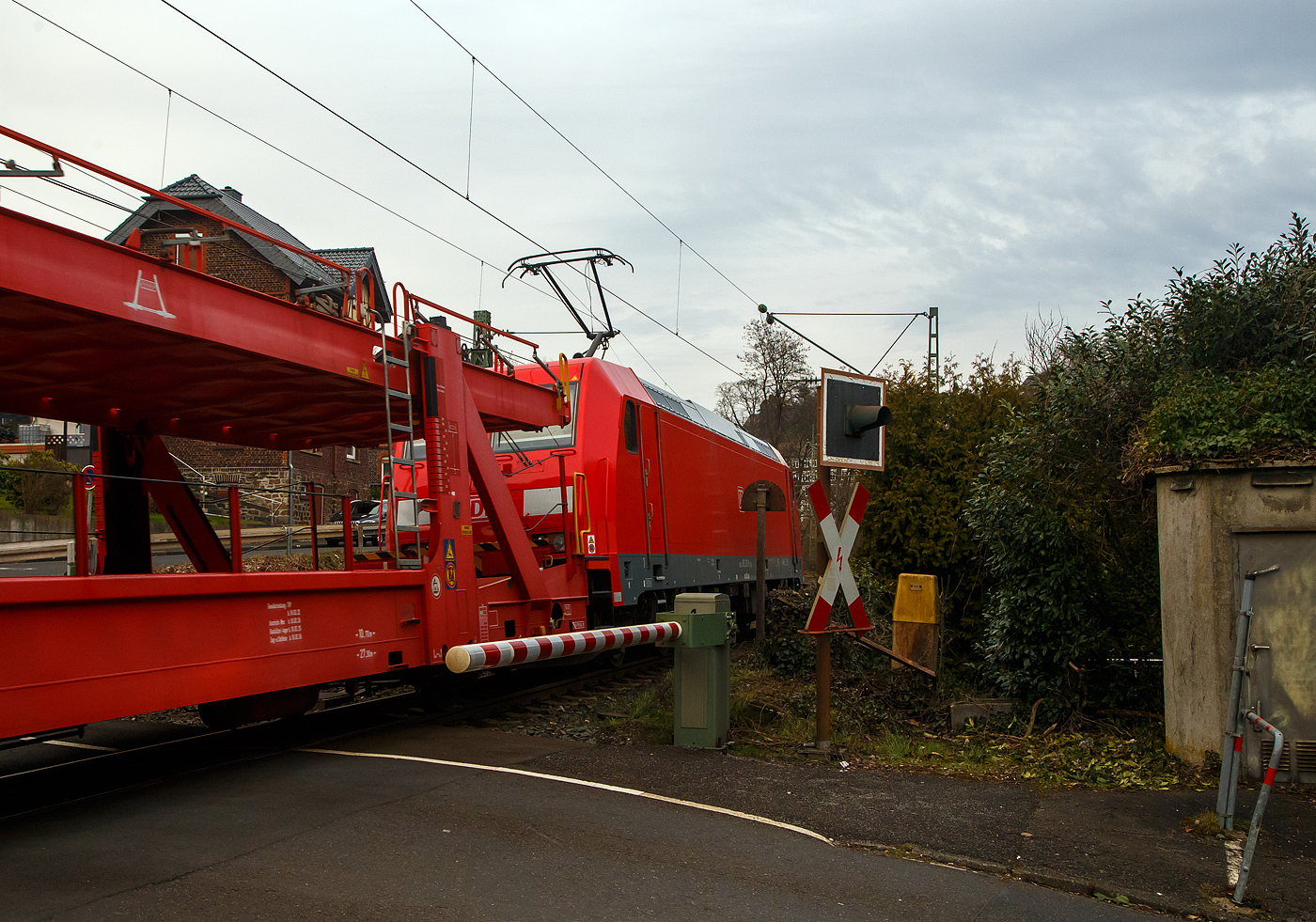 Die 185 230-0 (91 80 6185 230-0 D-DB) der DB Cargo AG fährt am 22.02.2023, mit einem leeren Autotransportzug (Wagen der Gattung Laaeffrs 561 der DB Cargo Logistics GmbH, ex ATG), durch Kirchen (Sieg) in Richtung Siegen.
