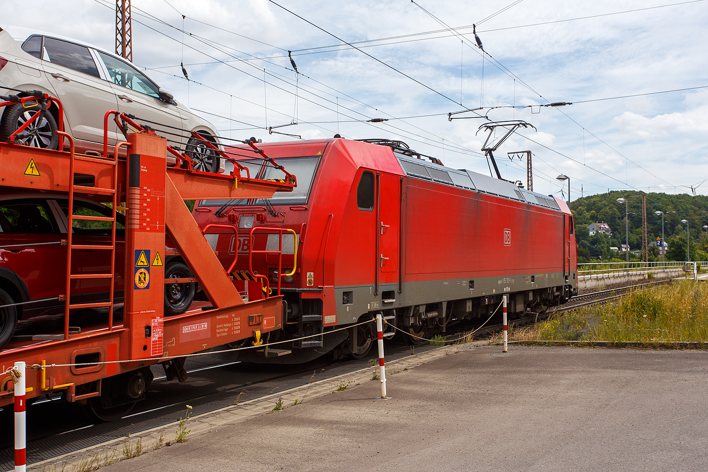Die 185 230-0 (91 80 6185 230-0 D-DB) der DB Cargo AG fährt am 19 Juli 2024, mit einem mit PKW´s aus der „Stadt des KdF-Wagens bei Fallersleben“ (ab 1945 Wolfsburg) beladen Autotransportzug (Wagen der Gattung Laaers 560 der DB Cargo Logistics GmbH, ex ATG), durch Rudersdorf (Kreis Siegen) in Richtung Süden (Frankfurt/Main).

Die TRAXX F140 AC 2 wurde 2005 bei Bombardier in Kassel unter der Fabriknummer 33757 gebaut.  