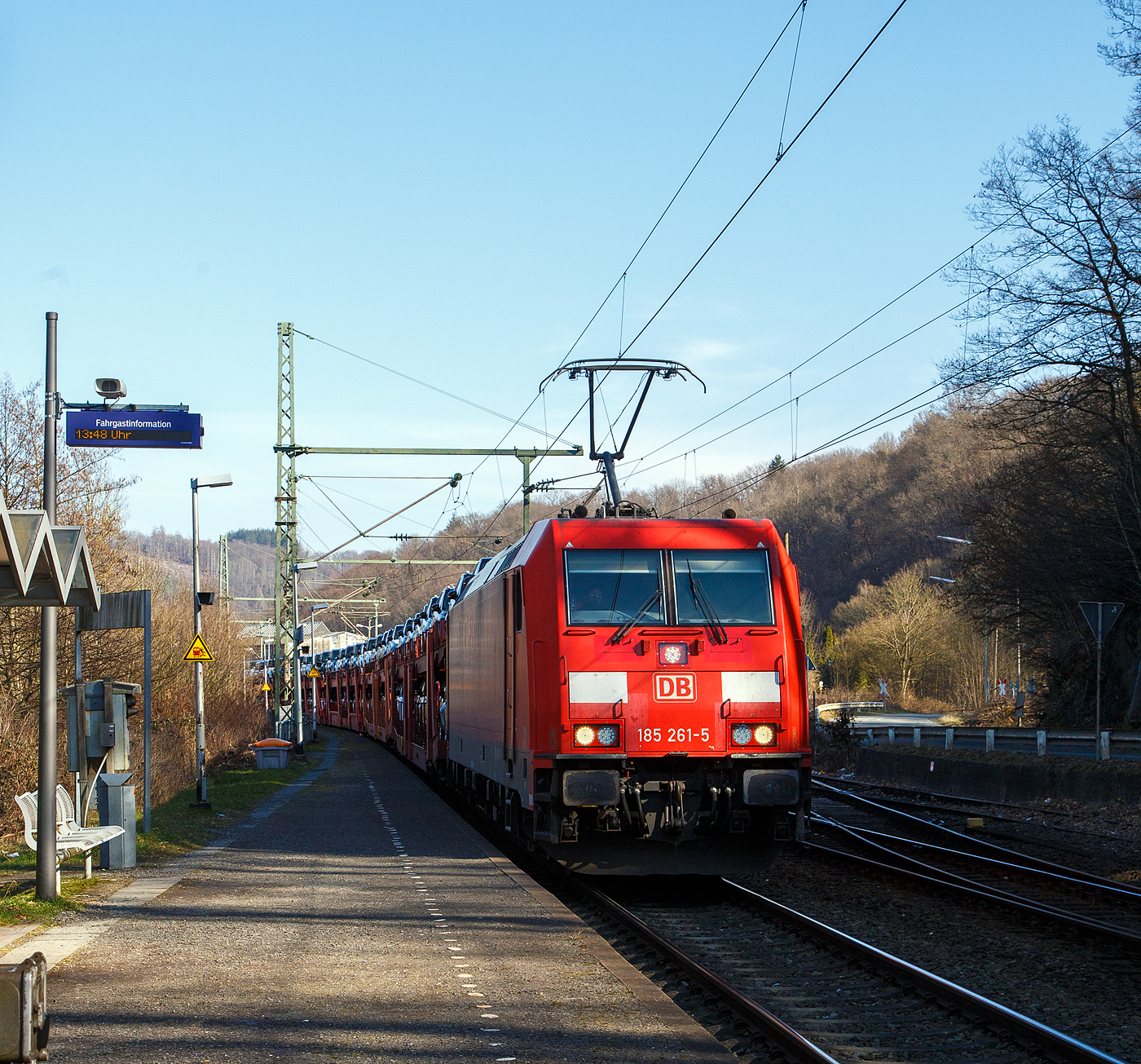 Die 185 261-5 (91 80 6185 261-5 D-DB) der DB Cargo AG fährt am 03.03.2023, mit einem SUV´s beladenen Autotransportzug (Wagen der Gattung Laaeffrs 561 der DB Cargo Logistics GmbH, ex ATG), durch Scheuerfeld (Sieg) in Richtung Köln.

Die TRAXX F 140 AC2 wurde 2006 von der Bombardier Transportation GmbH in Kassel unter der Fabriknummer 34110 gebaut.