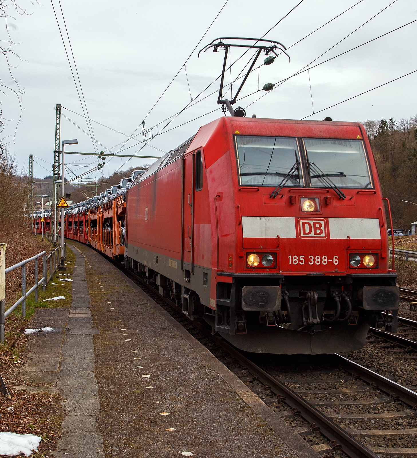 Die 185 388-6 (91 80 6185 388-6 D-DB) der DB Cargo AG fährt am 17.03.2023, mit einem SUV´s beladenen Autotransportzug (Wagen der Gattung Laaeffrs 561 der DB Cargo Logistics GmbH, ex ATG), durch Scheuerfeld (Sieg) in Richtung Köln. 

Die TRAXX F 140 AC2 wurde 2009 von der Bombardier Transportation GmbH in Kassel unter der Fabriknummer 34695 gebaut.
