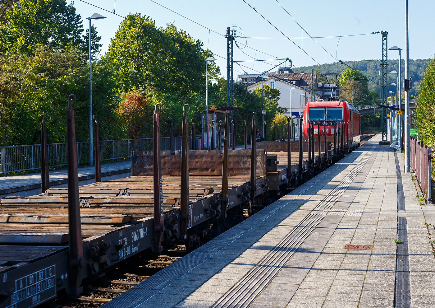 Die 187 177 (91 80 6187 177-1 D-DB) der DB Cargo AG fährt am 17 September 2024 mit einem gemischten Güterzug durch Kirchen (Sieg).

Die Bombardier TRAXX F140 AC3 wurde 2018 von der Bombardier Transportation GmbH in Kassel unter der Fabriknummer 35507 gebaut. Die TRAXX F140 AC3 Varianten der DB Cargo (BR 187.1) haben keine Last-Mile-Einrichtung. Die Höchstgeschwindigkeit beträgt 140km/h. Die Lok hat nur die Zulassung für Deutschland. Die Lokomotiven können in gemischter Mehrfachtraktion mit BR185 und BR186 eingesetzt werden.

