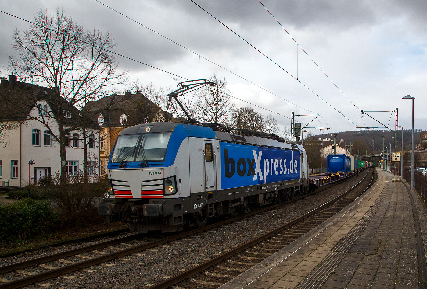 Die 193 834-9 (91 80 6193 834-9 D-BOXX) der boxXpress.de GmbH (Hamburg) fährt am 02.12.2021 mit einem Containerzug durch Kirchen/Sieg in Richtung Köln. Der Containerzug bestand aus Containertragwagen der Gattung Sggnss-xl der RailRelease B.V. (Rotterdam).

Die SIEMENS Vectron MS (Leistung 6,4 MW), wurde 2017 von Siemens Mobilitiy in München-Allach unter der Fabriknummer 22264 gebaut und an die boxXpress.de geliefert. Sie hat die Zulassungen für Deutschland, Österreich, Italien, die Schweiz und die Niederlande (D, A, I, CH, NL). 