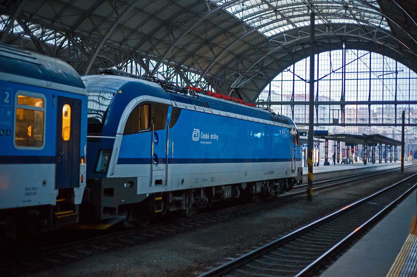 Die ČD Taurus 3 (bzw. SIEMENS ES 64 U4-C3) 1216 953-0 (91 81 1216 953-0 A-CD) Česk� dr�hy (Tschechische Bahnen) erreicht am fr�hen Morgen des 24.11.2022, mit einem IC den Prager Hauptbahnhof (Praha hlavn� n�dra��).

Die Siemens ES 64 U4-C3 (Variante C3 f�r �sterreich, Deutschland, Tschechien und Slowakei (A/D/CZ/SK) wurde 2010 von Siemens Mobilitiy in M�nchen-Allach unter der Fabriknummer 21414 gebaut und 2011 an die WLC - Wiener Lokalbahnen Cargo GmbH (Wien) als WLC 1216 953 (91 81 1216 953-0 A-WLC) geliefert. Im August 2021 wurde sie an die ČD - Cesk� dr�hy  a.s. verkauft, ist aber weiterhin in �sterreich eingestellt.
