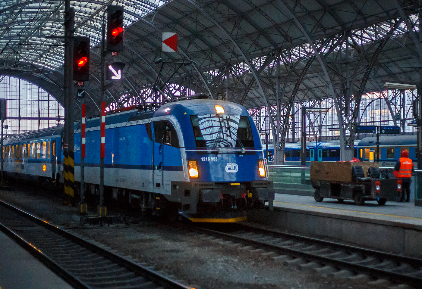 Die ČD Taurus 3 (bzw. SIEMENS ES 64 U4-C3) 1216 953-0 (91 81 1216 953-0 A-CD) Česk� dr�hy (Tschechische Bahnen) erreicht am fr�hen Morgen des 24.11.2022, mit einem IC den Prager Hauptbahnhof (Praha hlavn� n�dra��).

Die Siemens ES 64 U4-C3 (Variante C3 f�r �sterreich, Deutschland, Tschechien und Slowakei (A/D/CZ/SK) wurde 2010 von Siemens Mobilitiy in M�nchen-Allach unter der Fabriknummer 21414 gebaut und 2011 an die WLC - Wiener Lokalbahnen Cargo GmbH (Wien) als WLC 1216 953 (91 81 1216 953-0 A-WLC) geliefert. Im August 2021 wurde sie an die ČD - Cesk� dr�hy  a.s. verkauft, ist aber weiterhin in �sterreich eingestellt.
