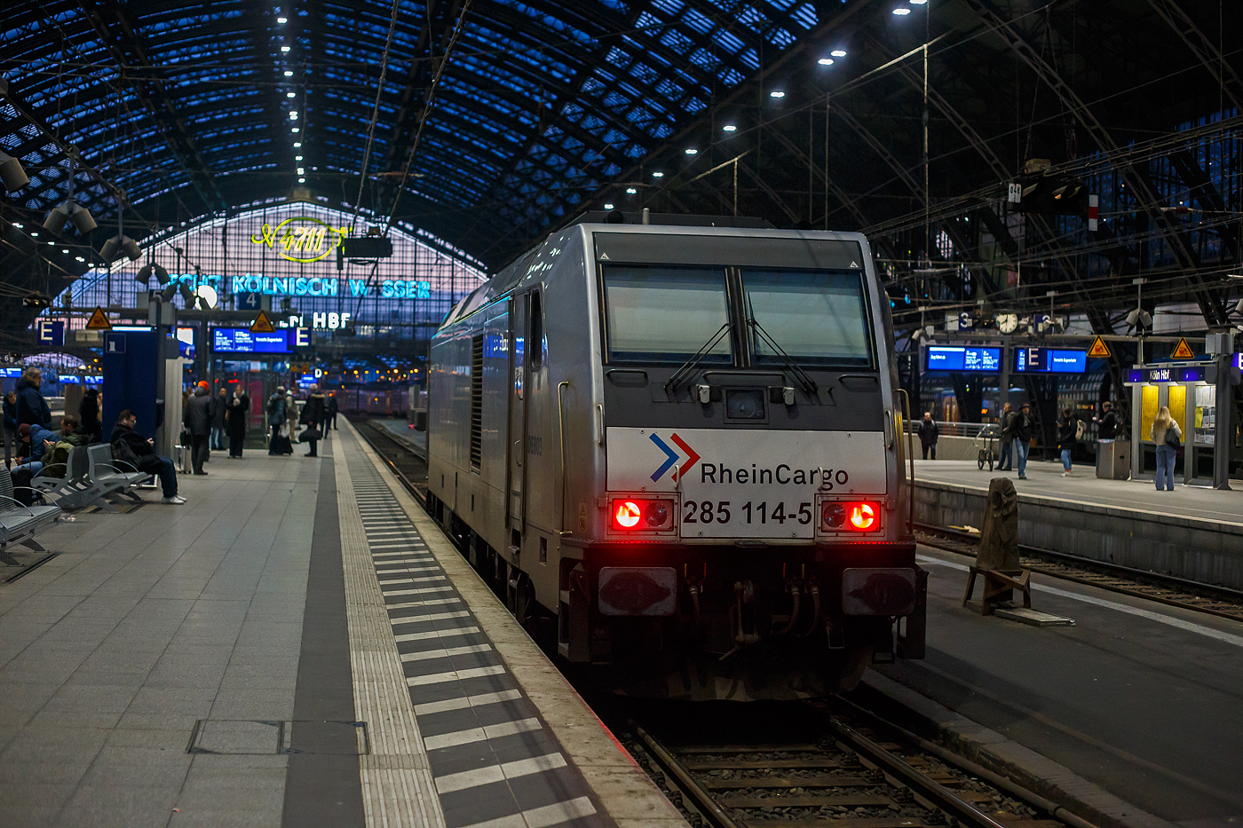 Die 285 114-5/DE 803 (92 80 1285 114-5 D-RHC) der RheinCargo fährt am frühen Morgen des 21 Januar 2025 (8:05 Uhr), auf Tfzf (Triebfahrzeugfahrt) durch den Hauptbahnhof Köln, in Richtung Deutz. 

Die TRAXX F140 DE wurde 2013 von der Bombardier Transportation GmbH in Kassel unter der Fabriknummer 34844 gebaut und als 92 88 00 76 105-0 B-BTK an die BTK Bombardier Transportation GmbH (Kassel) geliefert bzw. eingelagert. Sie war wohl wie vier weitere für einen anderen Kunden vorgesehen. Im Herbst 2013 übernahm der Betreiber RheinCargo aus Neuss die Lieferung der fünf eingelagerten neuen Traxx F140 DE Lokomotiven (76 103-107). Die ersten drei Loks (ex 76 103, 104 und 105) wurden am 01.10.2013 zu den ex HGK-Werkstätten (HGK ist heute Teil der RheinCargo) in Brühl-Vochemon transportiert. Nach einigen Tests und neuen Rheincargo-Logos wurden die drei Maschinen am 21.11.2013 offiziell vorgestellt.

Die Lokomotiven TRAXX F140 DE sind die aus der Plattform Traxx 2e des Herstellers Bombardier hervorgegangene Mehrzweck-Dieselversion. Sie sind mit einem 2.200 kW (3.000 PS) starken MTU 16V 4000 R41L Dieselmotor und elektrischer Wechselstrom-Kraftübertragung ausgestattet, so dass sie eine Anfahrzugkraft von 270 kN und eine maximale Betriebsgeschwindigkeit von 140 km/h erreicht. Diese Lokomotiven sind beliebt bei Unternehmern, die elektrische Traxx-Flotten im Betrieb haben, aber für Strecken mit langen, nicht elektrifizierten Abschnitten zuverlässige Zugkraft brauchen.

TECHNISCHE DATEN der BR 285 (TRAXX F140 DE):
Hersteller: Bombardier Transportation
Baujahre: 2007 bis 2013 (35 Stück)
Spurweite: 1.435 mm
Profil: UIC 505-1
Achsfolge: Bo´Bo´
Länge über Puffer: 18.900 mm
Drehzapfenabstand: 10.440 mm (virtuell)
Achsabstand im Drehgestell: 2.600 mm
Treibraddurchmesser: 1.250 mm (neu) / 1.170 mm (abgenutzt)
Breite: 2.977 mm
Höhe: 4.264 mm
Dienstgewicht: 82 t
Maximale Geschwindigkeit: 140 km/h
Anfahrzugkraft: 270 kN
Dauerzugkraft: 240 kN ab 26 km/h

Dieselmotor Hersteller: Motoren- und Turbinen-Union, Friedrichshafen (MTU)
Dieselmotor Art/Typ: wassergekühlter V-16-Zylinder- 4Takt-Dieselmotor mit zweistufiger Turboaufladung und Ladeluftkühlung, sowie mit Common-Rail-Einspritzsystem vom Typ MTU 16V 4000 R41L
Der Motor schaltet im Leerlauf 8 der 16 Zylinder ab, um den Spritverbrauch und Schadstoffausstoß zu senken.
Motor-Hubraum: 76,265 l (Bohrung 170 mm, Hub 210 mm)
Motorgewicht: 7.930 kg (trocken) / 8.510 kg (nass)
Dieselmotorleistung: 2.200 kW (3.000 PS) bei 1.800 U/min

Kraftübertragung: dieselelektrisch
Traktionsmotoren:  4 Stück Drehstrom-Asynchronmotor
Leistung am Rad: 1.825 kW
Antrieb: Tatzlagerantrieb
Bremskraft: 150 kN
Elektrische Bremsleistung: max. 1.000 kW
Tankvolumen: 5.000 l 
Bauart der Bremsen: Druckluftbremse, Feststellbremse, Dynamische Bremse
Kleister befahrbarer Gleisbogen: R = 100 m
Zugsicherung: GSM-R, PZB90 
Bremsgewicht: P 90 G 77
