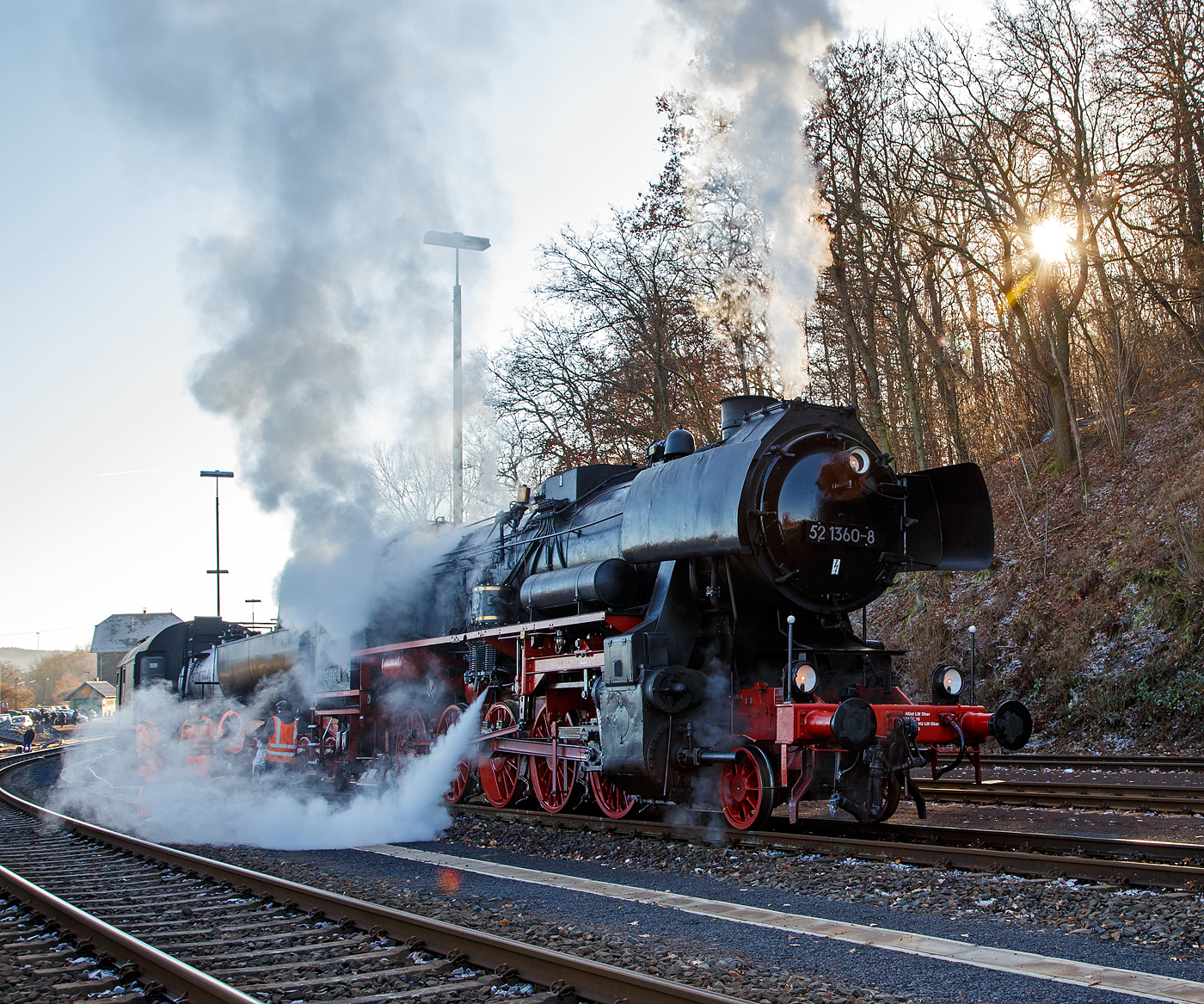 Die 52 1360-8 bzw. 52 360  (90 80 0052 360-9 D-HEV) vom Verein zur Förderung des Eisenbahnmuseums Vienenburg e.V. mit dem Dampfsonderzug der Eisenbahnfreunde Treysa e.V., am 03 Dezember 2016 im Bahnhof Westerburg (Ww).

Die Lok wurde 1943 von August Borsig Lokomotiv-Werke in Berlin unter der Fabriknummer 15457 gebaut. Sie ist noch eine der letzten drei Altbau 52er mit Generalreparierten Kessel der DR. Sie hat eine Leistung von 1.600 PS und schafft eine Höchstgeschwindigkeit von 80 km/h
