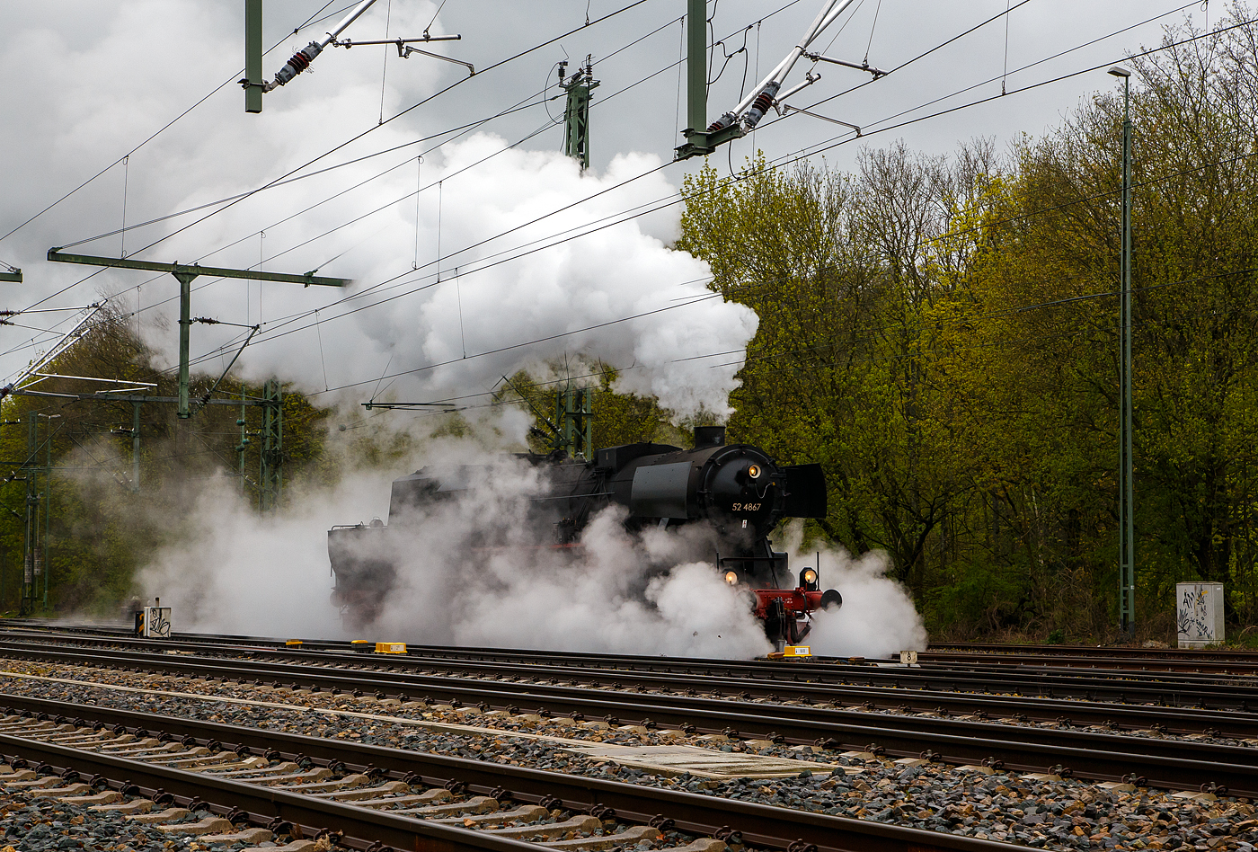 Die 52 4867 / 052 867-3 (90 80 0052 867-3 D-HEF) der Historische Eisenbahn Frankfurt e.V., ex GKB 152.4867 (Graz-Köflacher Eisenbahn- und Bergbaugesellschaft), ex ÖBB 152.4867, ex DRB 52 4867, am 22 April 2017 beim Umsetzen im Bahnhof Au/Sieg.

Die Güterzug-Dampflokomotive 52 4867 wurde 1943 bei Maschinenbau und Bahnbedarf AG in Potsdam-Babelsberg unter der Fabriknummer 13931 gebaut und an die Deutschen Reichsbahn geliefert. Nach dem Krieg blieb sie in Österreich und wurde zur ÖBB 152.4867, 1970 kam sie zur GKB und 1980 kaufte die HEF die Lok.