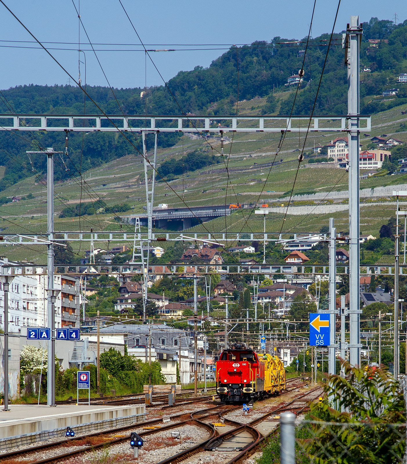 Die Aem 940 030-0 (Aem 91 85 4 940 030-0 CH-SBBI) der SBB Infrastruktur ist am 28. Mai 2023 mit einem Bauzug (Materialförder- und Siloeinheiten) beim Bahnhof Vevey.
