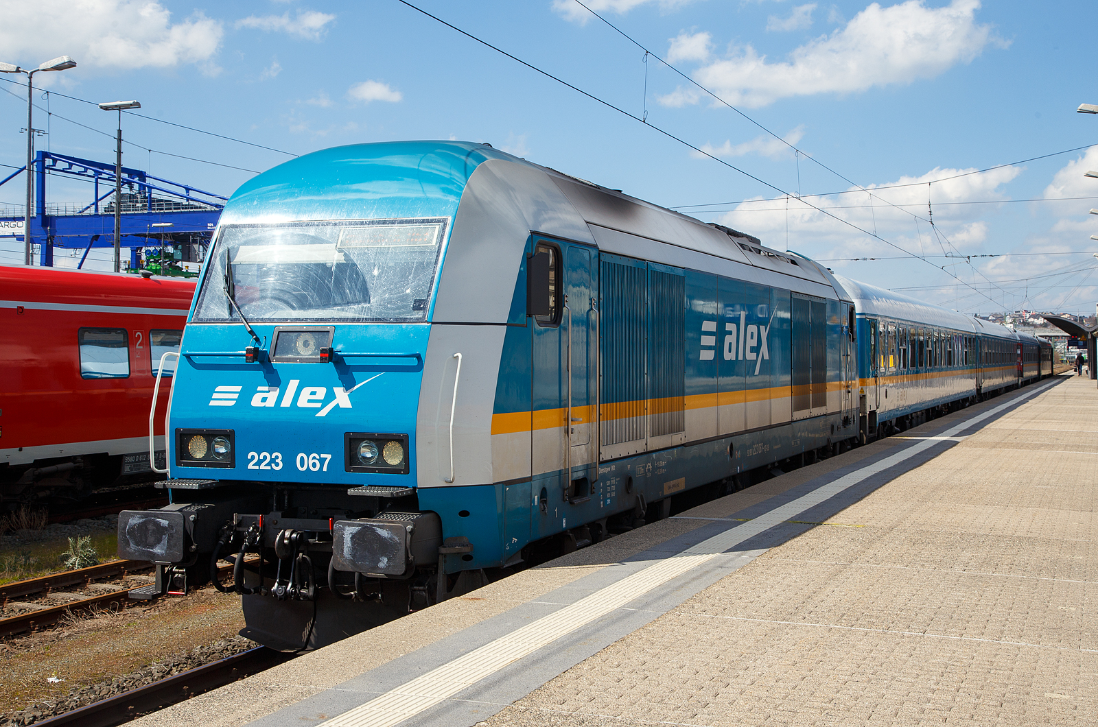 Die alex 223 067-0 (92 80 1223 067-0 D-DLB) steht am 21.04.2023, mit dem RE 2 Hof - Schwandorf - Regensburg - M�nchen, im Hbf Hof.

Die Siemens ER 20  Hercules  wurde 2007 von Siemens in M�nchen unter der Fabriknummer 21455 gebaut. Eigent�mer der Lok ist die Alpha Trains Belgium und die DBL - Die L�nderbahn GmbH der Mieter. Sie hat die Zulassung f�r Deutschland, �sterreich und Tschechien (die H�chstgeschwindigkeit f�r CZ betr�gt jedoch nur 100km/h).