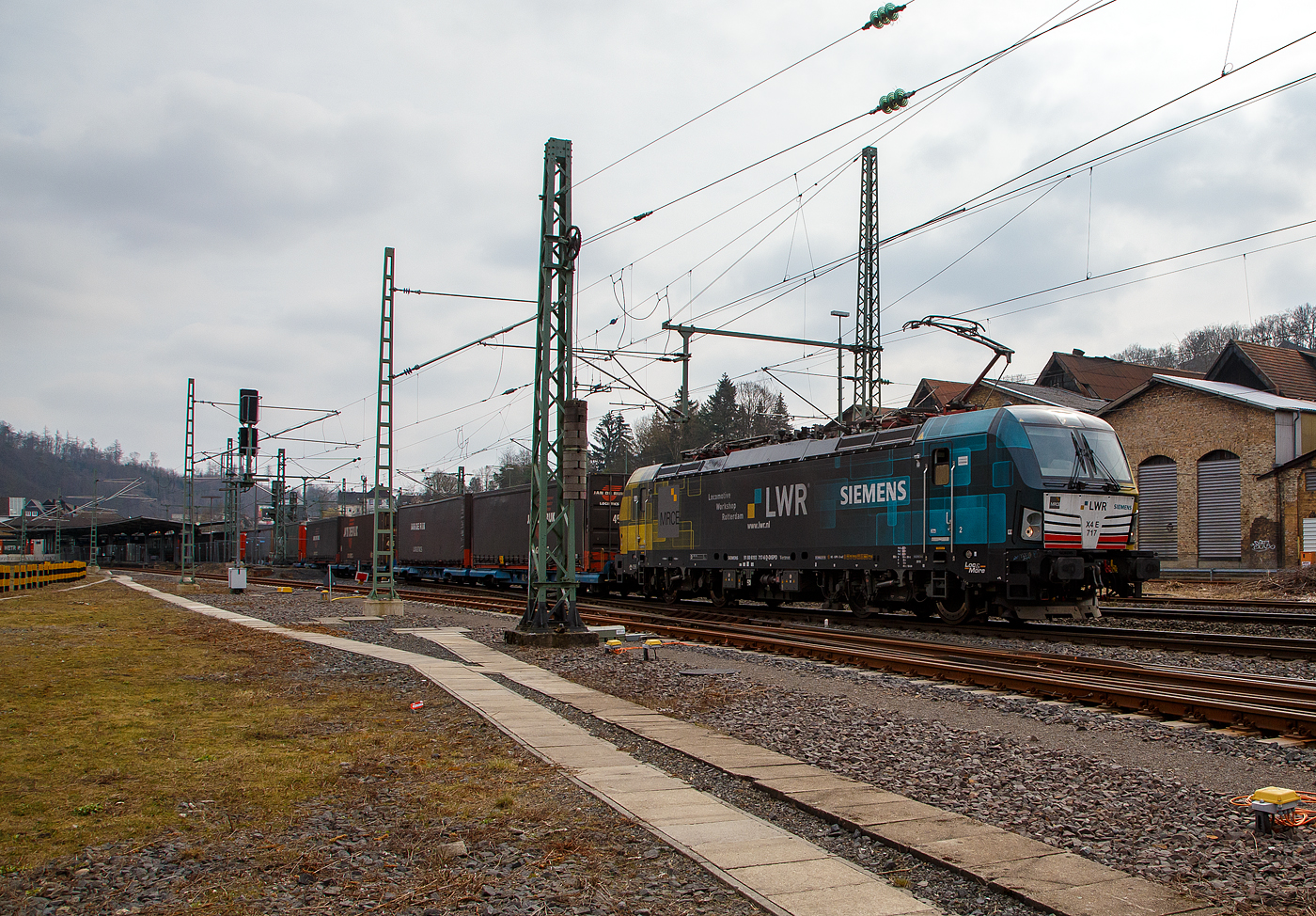 Die an die BLS Cargo vermietete Siemens Vectron MRCE MS - X4 E – 717  bzw. 193 717-6 mit Werbung „LWR - Locomotive Workshop Rotterdam“ (91 80 6193 717-6 D-DISPO) der MRCE Dispolok GmbH (M�nchen) f�hrt am 23.03.2021 mit einem KLV-Zug durch Betzdorf (Sieg) in Richtung K�ln.

Die Siemens Vectron MS (6.4 MW / 160 km/h) wurde 2019 von Siemens in M�nchen-Allach unter der Fabriknummer 22596 gebaut. Sie hat die Zulassungen f�r Deutschland, �sterreich, Schweiz, Italien und die Niederlande.