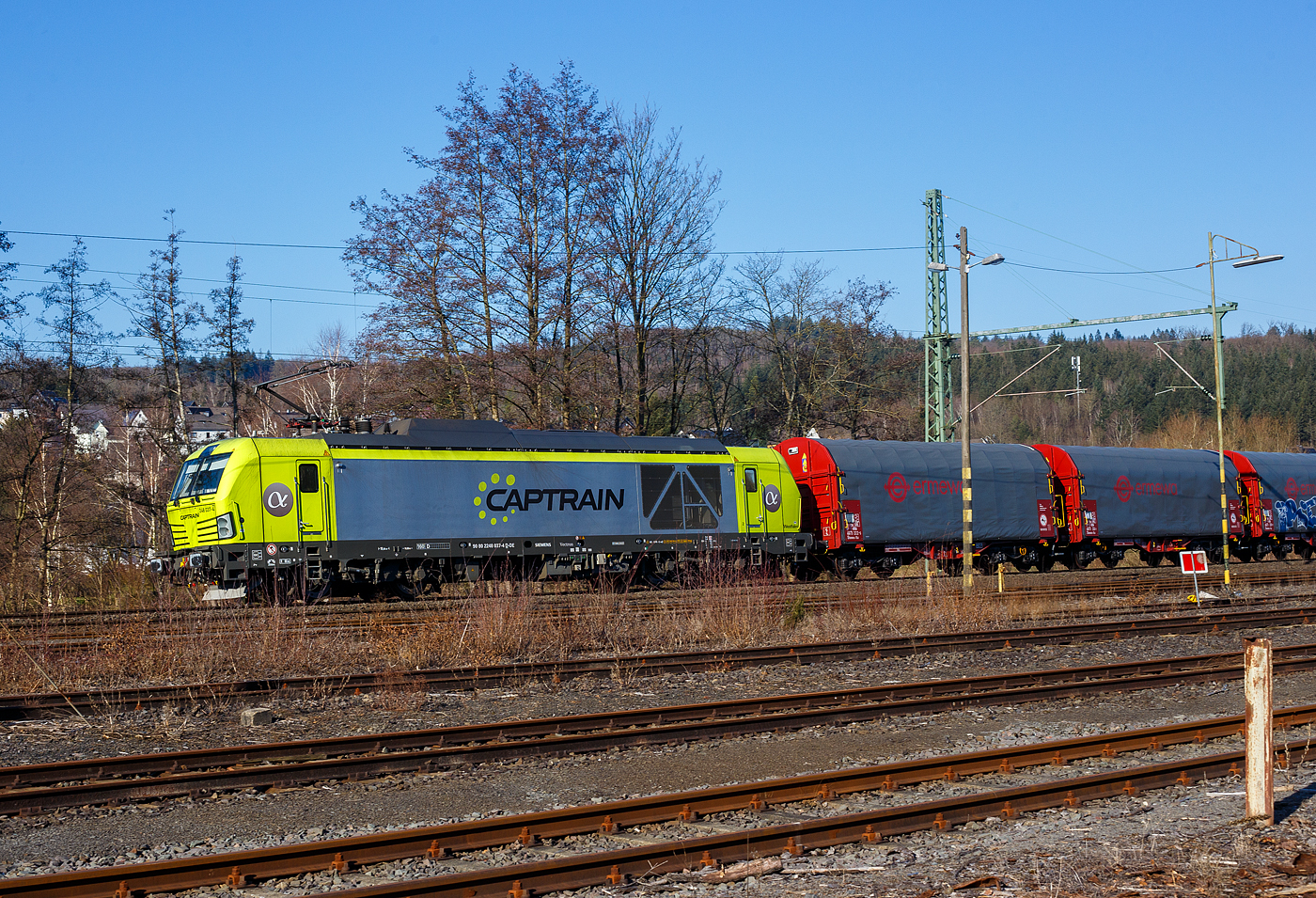 Die an die Captrain Deutschland GmbH vermietete und durch die DE - Dortmunder Eisenbahn GmbH eingesetzte SIEMENS Vectron Dual Mode 248 037-4 „Westfalen“ (90 80 2248 037-4 D-DE) der Alpha Trains Luxembourg s.à.r.l. (Luxembourg) fährt am 17 Februar 2025, mit einem Coilzug (Wagen der Gattung Shimmnis-ttu der Ermewa) durch Scheuerfeld/Sieg in Richtung Köln.

Die SIEMENS Vectron DM wurde 2022 von Siemens Mobility GmbH in München-Allach unter der Fabriknummer 23768 gebaut und an die Alpha Trains ausgeliefert. Die Lok hat die Zulassung für Deutschland und eine Höchstgeschwindigkeit von 160 km/h. Die Hybridlok (Vectron Dual Mode) kann die Antriebsenergie aus der Fahrleitung beziehen (2.400 kW Leistungen am Rad), oder mittels eines MTU 16V 4000 R84 V16-Zylinder-Dieselmotors (2.400 kW Motorleistung, 2.000 kW Leistungen am Rad) erzeugen. 

Die Dortmunder Eisenbahn GmbH (DE) ist eine private Eisenbahngesellschaft aus Dortmund. Die Dortmunder Eisenbahn GmbH ist ein gemeinsames Tochterunternehmen der Dortmunder Hafen GmbH und der Captrain Deutschland GmbH. Sie ist zu 65 Prozent im Besitz der Captrain Deutschland GmbH (deutsche Tochter der SNCF) und 35 Prozent der Anteile hält die Dortmunder Hafen AG. Die DE Infrastruktur GmbH,  mit ca. 50 Kilometern Gleislänge, gehört zu 81 Prozent der Dortmunder Hafen AG und zu 19 Prozent der Captrain Deutschland GmbH
