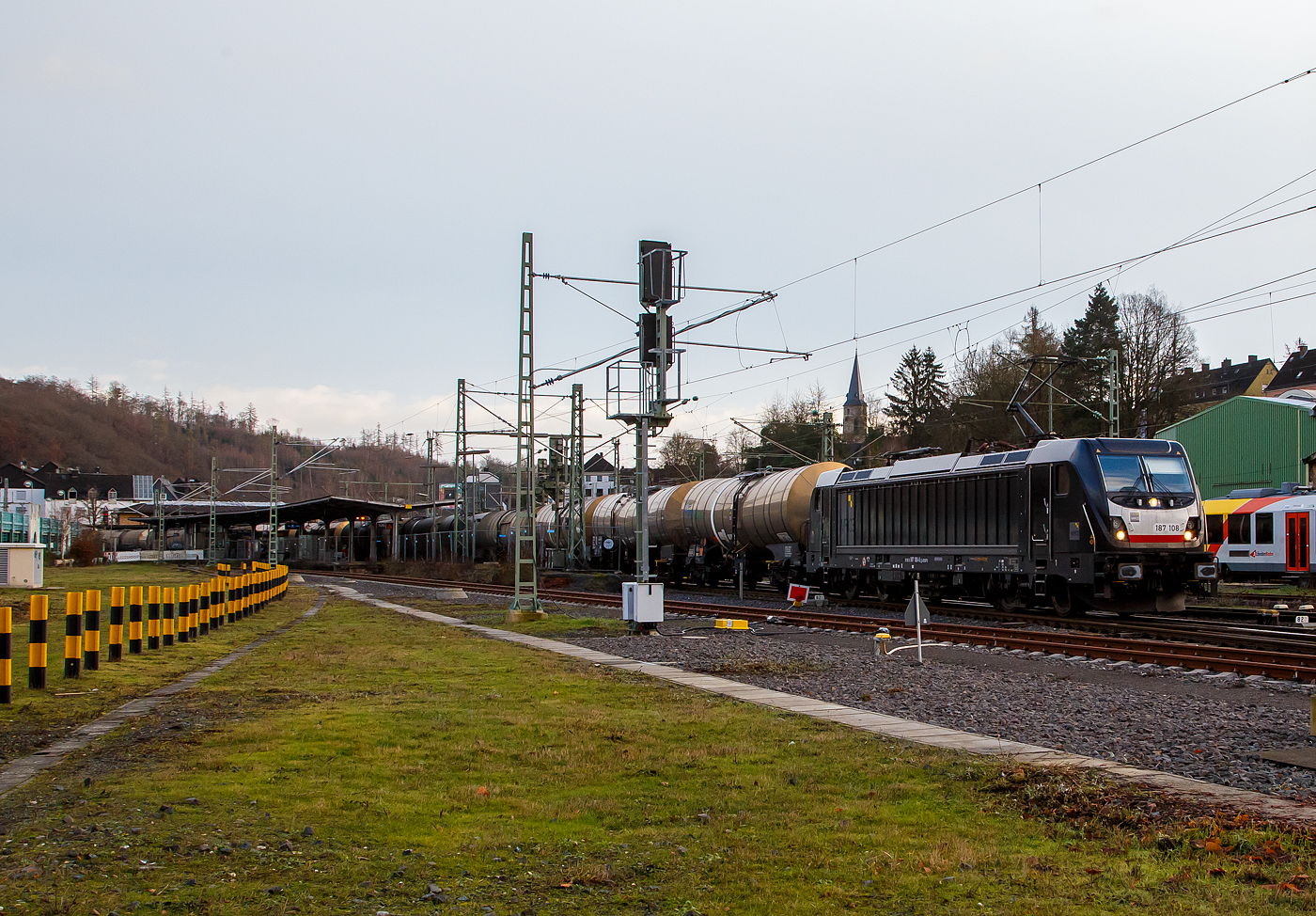 Die an die DB Cargo vermietete MRCE Dispolok 187 108-6 (91 80 6187 108-6 D-DISPO) fährt am 11.01.2023 mit einem Kesselwagenzug (laut Gefahrgutnummer 33/1114 mit Benzol) durch Betzdorf (Sieg) in Richtung Köln.

Die Bombardier TRAXX F140 AC3 wurde 2015 von der Bombardier Transportation GmbH in Kassel unter der Fabriknummer  35227 gebaut. Sie war ursprünglich in DB verkehrsrot und von Bombardier als Vorführ- und Mietlok als 91 80 6187 108-6 D-BTK an die DB Cargo vermietet, von 2017 bis 2021 als 91 80 6187 108-6 D-DB eingestellt, wurde sie 2021 an die Mitsui Rail Capital Europe GmbH (MRCE Dispolok) in München verkauft und erhielt die Neulackierung in MRCE schwarz, ist aber weiterhin an die DB Cargo vermietet. Die TRAXX F140 AC3 in der Varianten BR 187.1 hat keine Last-Mile-Einrichtung. Die Höchstgeschwindigkeit beträgt 140km/h, sie hat die Zulassung nur für Deutschland. Die Lokomotiven können in gemischter Mehrfachtraktion mit BR185 und BR186 eingesetzt werden.
