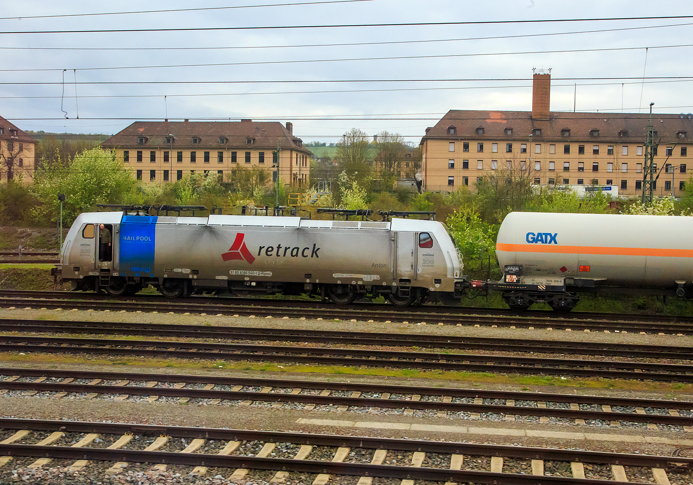 Die an die Retrack Germany GmbH (Hamburg) vermietete Railpool 186 540-1  Anton  (91 80 6186 540-1 D-Rpool) steht am 17.04.2023 mit einem Kesselwagenzug bei Würzburg. Sie trägt Aufkleber „Bombardier TRAXX Nr. 200 für Railpool“. 

Die Bombardier TRAXX F140 MS(2E) wurde 2020 von Bombardier in Kassel unter der Fabriknummer 35654 gebaut und an die Railpool ausgeliefert. Sie ist damit die 200te Bombardier TRAXX-Lok für die Railpool GmbH (München). Die Multisystemlokomotive hat die Zulassungen bzw. besitzt die Länderpakete für Deutschland, Österreich, Polen, Tschechien, Slowakei, Ungarn und die Niederland (D/A/PL/CZ/SK/HU/NL).
