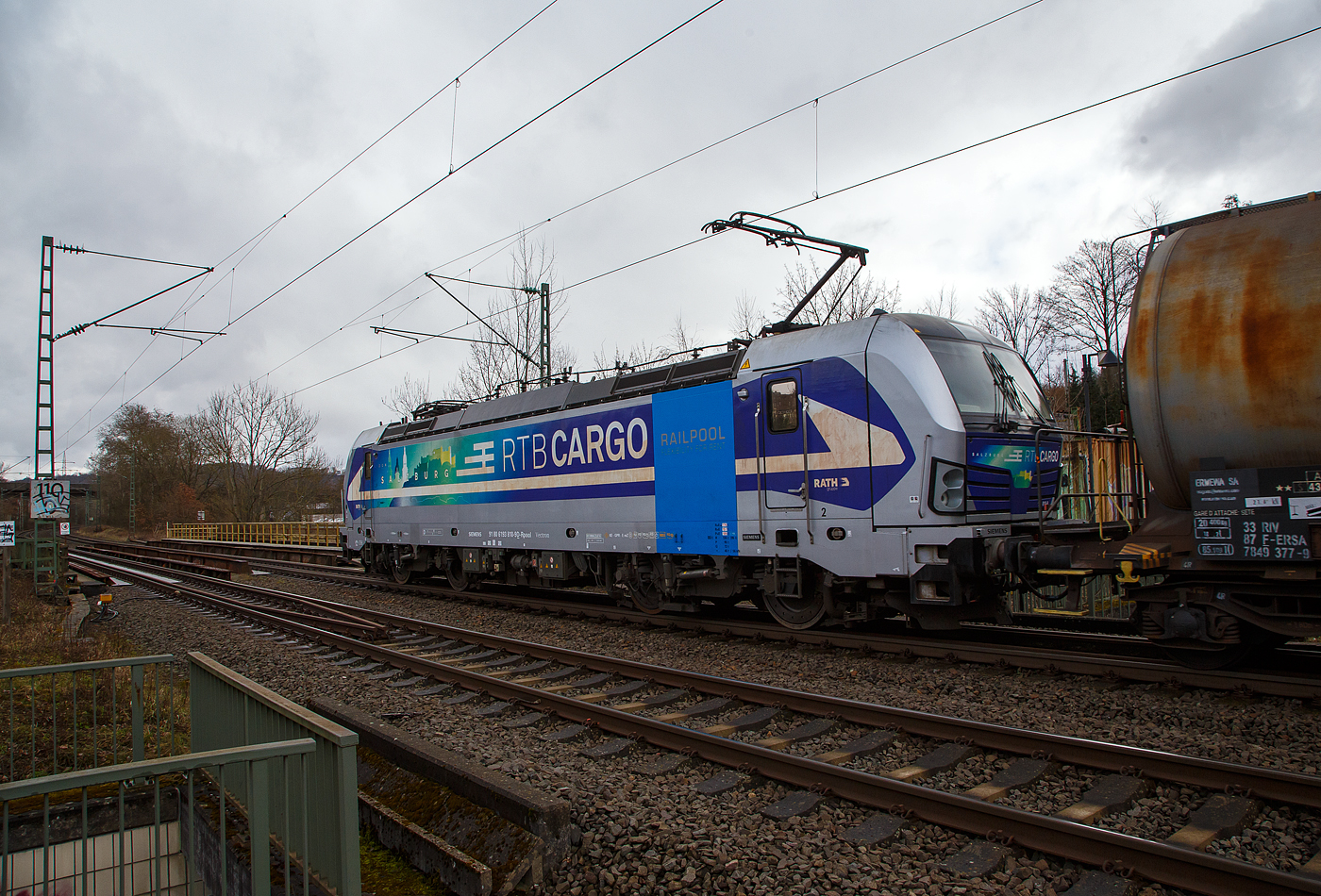 Die an die RTB Cargo GmbH vermietete SIEMENS Vectron AC – 193 810-9 „Salzburg“ (91 80 6193 810-9 D-Rpool) der Railpool GmbH (M�nchen), f�hrt am 22.03.2021 mit einem Kesselwagenzug durch Siegen-Eiserfeld in Richtung Siegen. 

Die Siemens Vectron AC wurde 2014 von Siemens Mobility GmbH in M�nchen-Allach unter der Fabriknummer 21898 gebaut und an die Railpool GmbH in M�nchen geliefert. Diese Vectron Lokomotive ist als AC – Lokomotive (Wechselstrom-Variante) mit 6.400 kW konzipiert und zugelassen f�r Deutschland, �sterreich, Ungarn und Rum�nien, sie hat eine H�chstgeschwindigkeit von 200 km/h.
