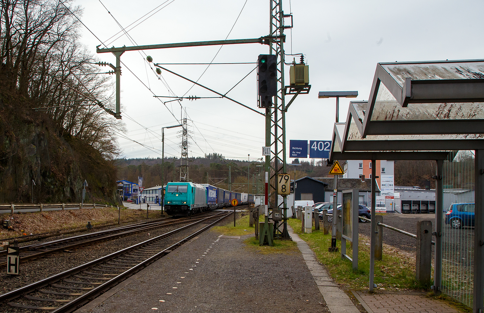 Die an die RTB CARGO GmbH vermietete 185 612-9 (91 80 6185 612-9 D-ATLU) der Alpha Trains Luxembourg No.2 S.à r.l. fährt am 17.03.2023, mit einem KLV-Zug, durch Scheuerfeld (Sieg) in Richtung Siegen. Leider war mir ein weiteres Bild von Ihr unmöglich, da sie von einer DB 193er mit einem KLV-Zug in Gegenrichtung zugefahren wurde.

Die TRAXX F 140 AC2 wurde 2008 von der Bombardier Transportation GmbH in Kassel unter der Fabriknummer 34263 gebaut.
