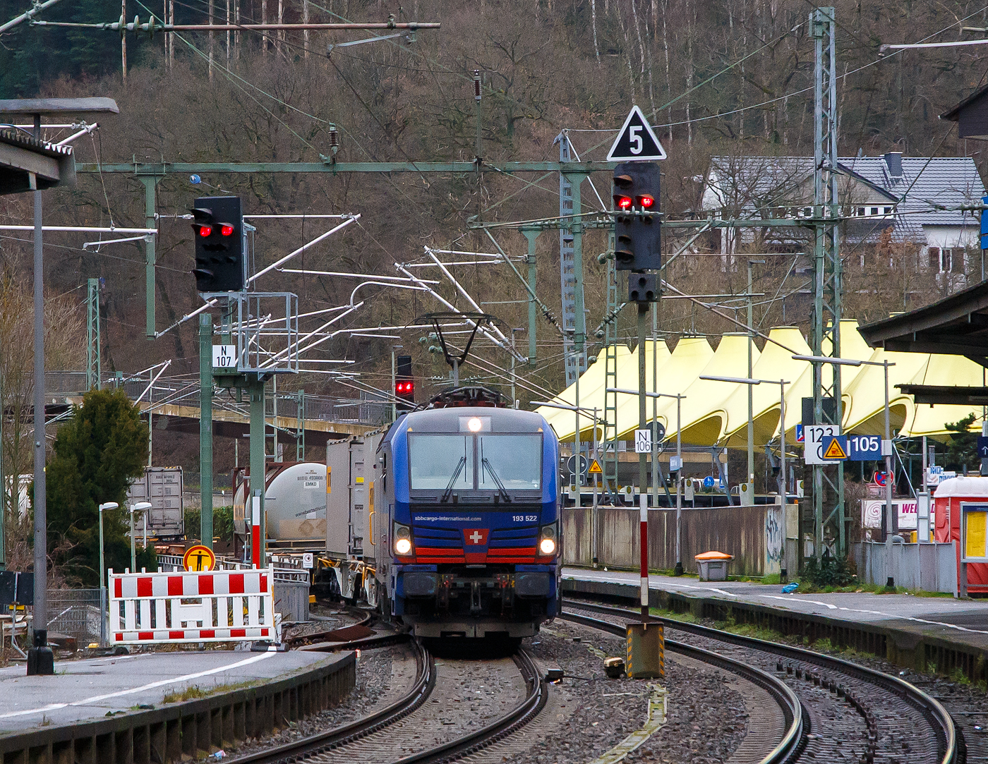Die an die SBB Cargo International AG vermietete 193 522 „Elbe“ (91 80 6193 522-0 D-SIEAG) der SüdLeasing GmbH (Stuttgart, eingestellt in Deutschland durch Siemens) fährt am 14.01.2023, mit einem HUPAC-KLV-Zug, durch den Bahnhof Betzdorf (Sieg) in Richtung Köln.

Die Siemens Vectron MS wurde 2019 von Siemens Mobilitiy in München-Allach unter der Fabriknummer 22661 gebaut. Eigentümer ist die Südleasing GmbH in Stuttgart (LBBW-Tochter) die 20 dieser Loks an die SBB Cargo International vermietet hat, eingestellt sind sie in Deutschland durch die Siemens Mobilitiy. Es besteht zudem eine Option für 20 weitere Fahrzeuge.

Diese Mehrsystem-Loks sind für den Einsatz auf dem Rhein-Alpen-Korridor vorgesehen und sind für den Betrieb in Deutschland, Österreich, Schweiz, Italien und den Niederlanden (D/A/CH/I/NL) ausgelegt. Sie verfügen über eine Leistung von 6,4 MW (160 km/h) und sind neben den nationalen Zugsicherungssystemen mit dem Europäischen Zugsicherungssystem (ETCS) ausgestattet.
