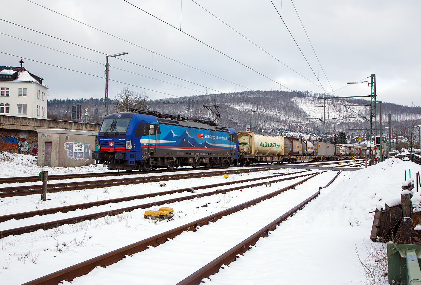 Die an die SBB Cargo International vermietete 193 516 „Aare“ (91 80 6193 516-2 D-SIEAG) der SüdLeasing GmbH (Stuttgart, eingestellt in Deutschland durch Siemens) fährt am 21.012023, mit einem HUPAC KLV-Zug, durch Niederschelden (Sieg) in Richtung Köln.

Die Siemens Vectron MS wurde 2019 von Siemens Mobilitiy in München-Allach unter der Fabriknummer 22629 gebaut. Eigentümer ist die Südleasing GmbH in Stuttgart (LBBW-Tochter) die 20 dieser Loks an die SBB Cargo International vermietet hat, eingestellt sind sie in Deutschland durch die Siemens Mobilitiy. Es besteht zudem eine Option für 20 weitere Fahrzeuge.

Diese Mehrsystem-Loks sind für den Einsatz auf dem Rhein-Alpen-Korridor vorgesehen und sind für den Betrieb in Deutschland, Österreich, Schweiz, Italien und den Niederlanden (DACHINL) ausgelegt. Sie verfügen über eine Leistung von 6,4 MW (160 km/h) und sind neben den nationalen Zugsicherungssystemen mit dem Europäischen Zugsicherungssystem (ETCS) ausgestattet.
