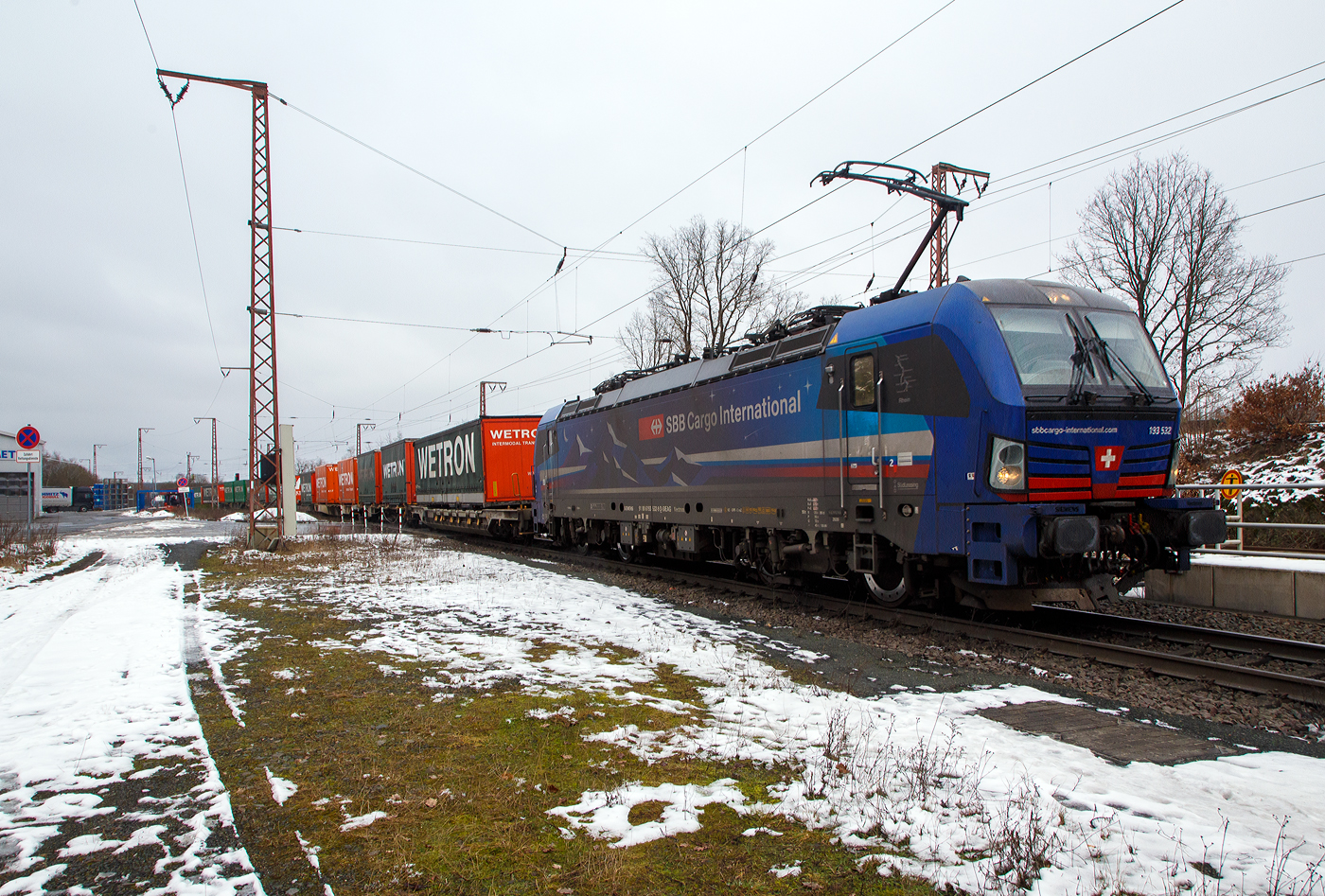 Die an die SBB Cargo International AG vermietete 193 532 „Rhein“ (91 80 6193 532-9 D-SIEAG) der SüdLeasing GmbH (Stuttgart, eingestellt in Deutschland durch Siemens) fährt am 27.01.2023, mit einem KLV-Zug, durch Wilnsdorf-Rudersdorf in Richtung Gießen.

Die Siemens Vectron MS wurde 2019 von Siemens Mobilitiy in München-Allach unter der Fabriknummer 22730 gebaut. Eigentümer ist die Südleasing GmbH in Stuttgart (LBBW-Tochter) die 20 dieser Loks an die SBB Cargo International vermietet hat, eingestellt sind sie in Deutschland durch die Siemens Mobilitiy. E.

Diese Mehrsystem-Loks sind für den Einsatz auf dem Rhein-Alpen-Korridor vorgesehen und sind für den Betrieb in Deutschland, Österreich, Schweiz, Italien und den Niederlanden (D/A/CH/I/NL) ausgelegt. Sie verfügen über eine Leistung von 6,4 MW (160 km/h) und sind neben den nationalen Zugsicherungssystemen mit dem Europäischen Zugsicherungssystem (ETCS) ausgestattet.