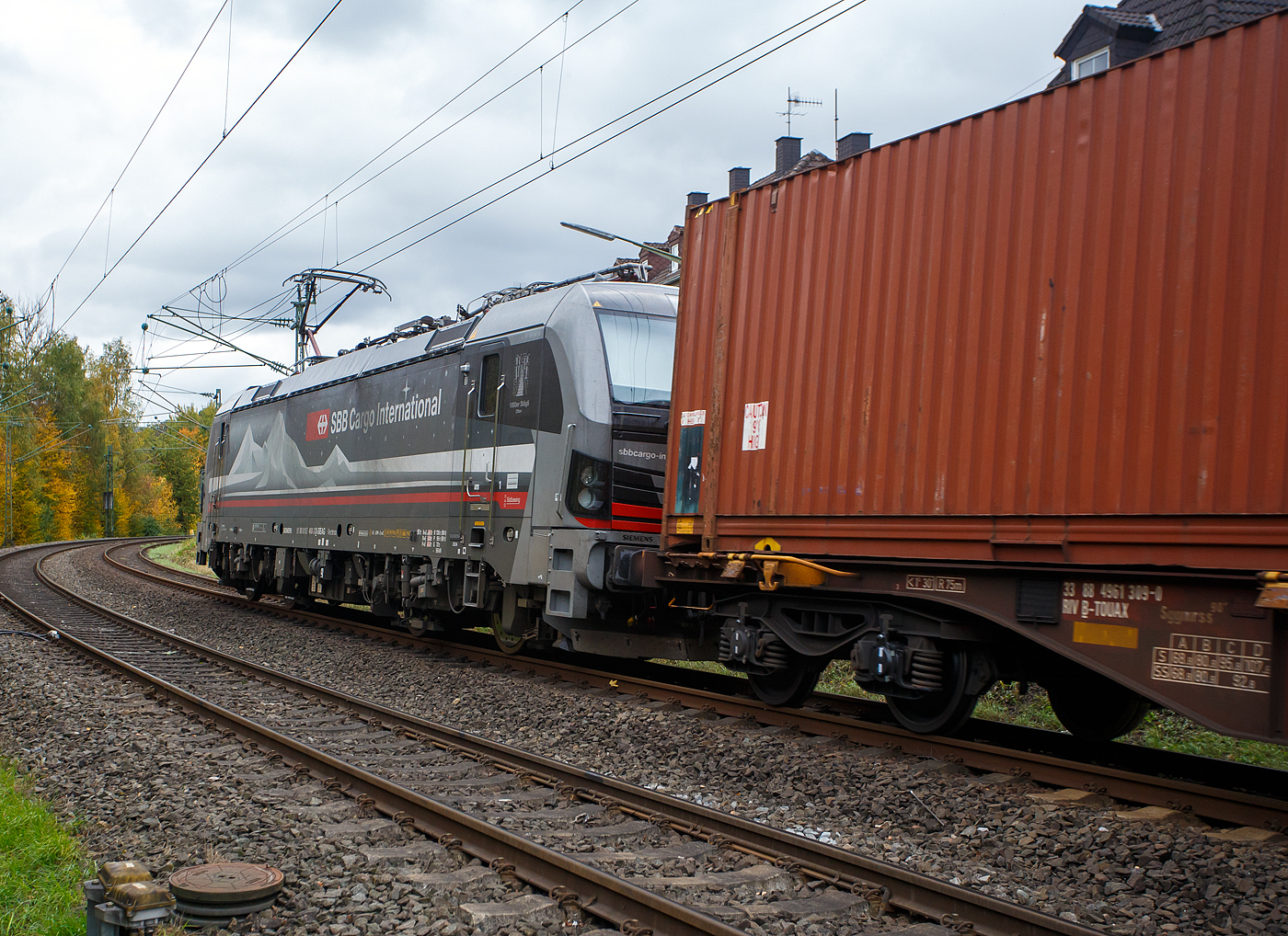 Die an die SBB Cargo International AG vermietete mit  XLoad“ ausgestattete 193 460  1000er Stägli Olten  (91 80 6193 460-3 D-SIEAG) der SüdLeasing GmbH, Stuttgart (eingestellt in Deutschland durch Siemens) fährt am 16 Oktober 2025 mit einem KLV-Zug, durch Kirchen/Sieg in Richtung Köln.

Die Multisystemlokomotive Siemens Vectron MS wurde 2024 von Siemens Mobilitiy in München-Allach unter der Fabriknummer 23796 gebaut. Sie wurde in der Variante A40-1a ausgeführt und hat so die Zulassung für Deutschland, Österreich, die Schweiz, Italien, die Niederlande und Belgien (D / A / CH / I / NL / B). Sie verfügt über eine Leistung von 6,4 MW (160 km/h) und ist neben den nationalen Zugsicherungssystemen mit dem Europäischen Zugsicherungssystem (ETCS BL3) ausgestattet. Zudem ist sie mit der neuen Ausrüstungspaket XLoad ausgestattet.
