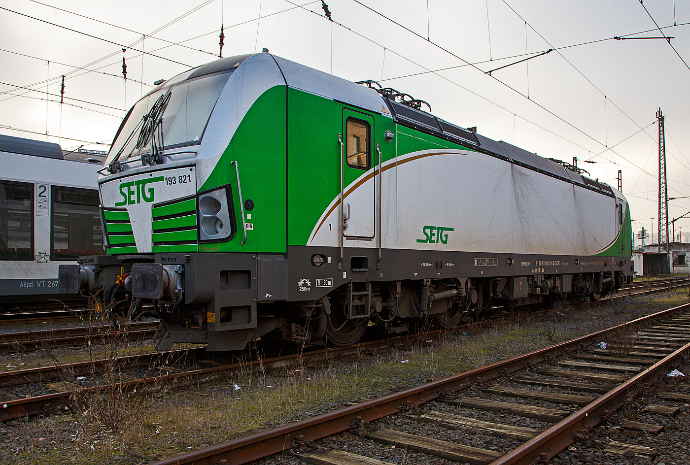 Die an die SETG - Salzburger Eisenbahn TransportLogistik GmbH vermietete Vectron MS 193 821 „Daniel“ (91 80 6193 821-6 D-ELOC) der European Locomotive Leasing (Wien), ex Siemens Rail Systems 91 80 6193 821-6 D-PCW, ist am 15.12.2022 beim Hbf Siegen abgestellt.

Die Siemens Vectron MS wurde 2013 von Siemens Mobilitiy in M�nchen-Allach unter der Fabriknummer 21830 gebaut. Die Vectron MS mit einer Leistung von 6.4 MW f�r 200 km/h ist f�r Deutschland, �sterreich, Ungarn, Slowakei und Tschechien (D/A/H/SK/CZ). Zulassungen f�r Polen und Rum�nien (PL/RO) sind wohl vorgesehen/vorbereitet, aber noch durchgestrichen und nicht erteilt.

Die Vectron war erst ein Miet-/Vorf�hrlok der Siemens Rail Systems, M�nchen, eingestellt als 91 80 6193 821-6 D-PCW, im September 2013 ging sie kurz in die T�rkei, kam aber 2014 wieder zur�ck. 2015/16 ging sie an die European Locomotive Leasing (Wien).
