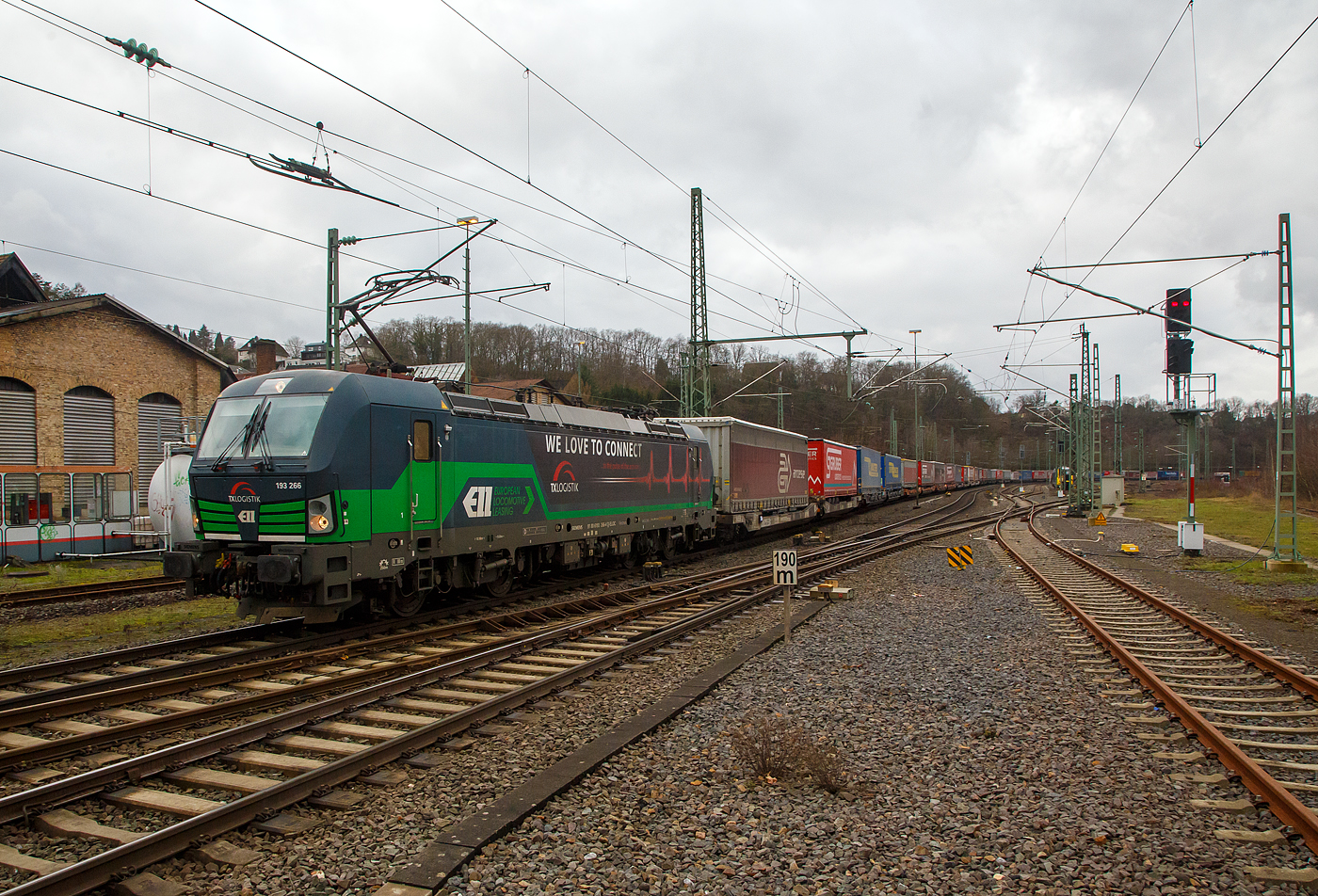 Die an die TX Logistik AG (Bad Honnef) vermietete Siemens Vectron AC 193 266 „We love to Connect“ (91 80 6193 266-4 D-ELOC) der European Locomotive Leasing (ELL), fährt am 30.01.2023 mit einem langen KLV-Zug über die Siegstrecke (KBS 460) durch Betzdorf (Sieg) in Richtung Siegen. Von dort aus geht es dann auf die Dillstrecke (KBS 445) in südlicher Richtung.

Die Siemens Vectron AC  wurde 2016 von Siemens Mobilitiy in München-Allach unter der Fabriknummer 22047 gebaut. Diese Vectron Lokomotive ist als AC – Lokomotive (Wechselstrom-Variante) mit 6.400 kW für eine Höchstgeschwindigkeit von 160 km/h konzipiert. Sie hat die Zulassungen für Deutschland, Österreich und Ungarn (D/A/H), für Rumänien ist sie wohl auch vorgesehen, aber RO ist noch durchgestrichen.