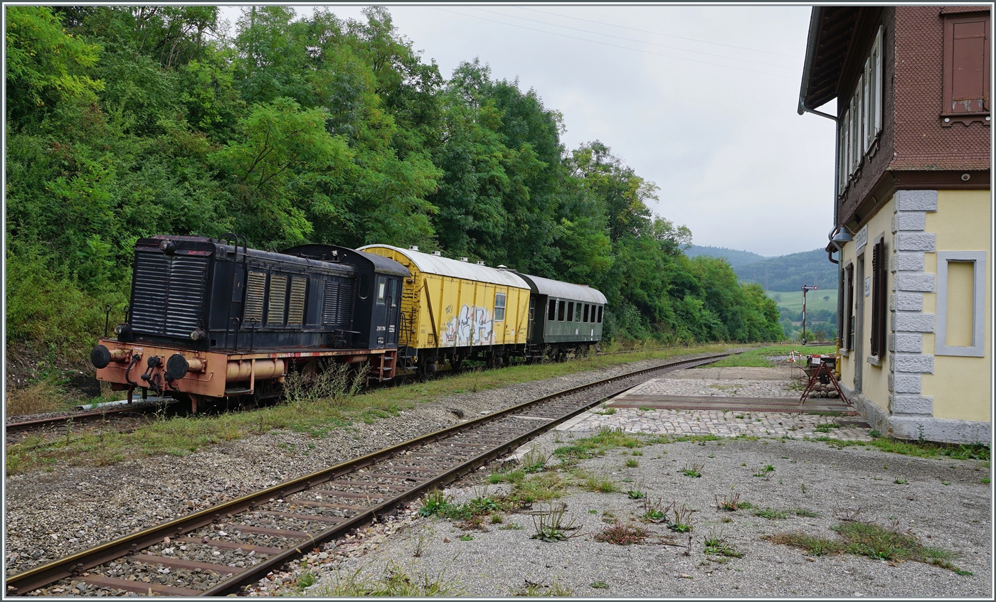 Die Arbeit wird einer Museumsbahn wohl nie ausgehen: die 236 119-4 steht mit zwei Wagen im Bahnhof von Epfenhofen. 

27. August 2022