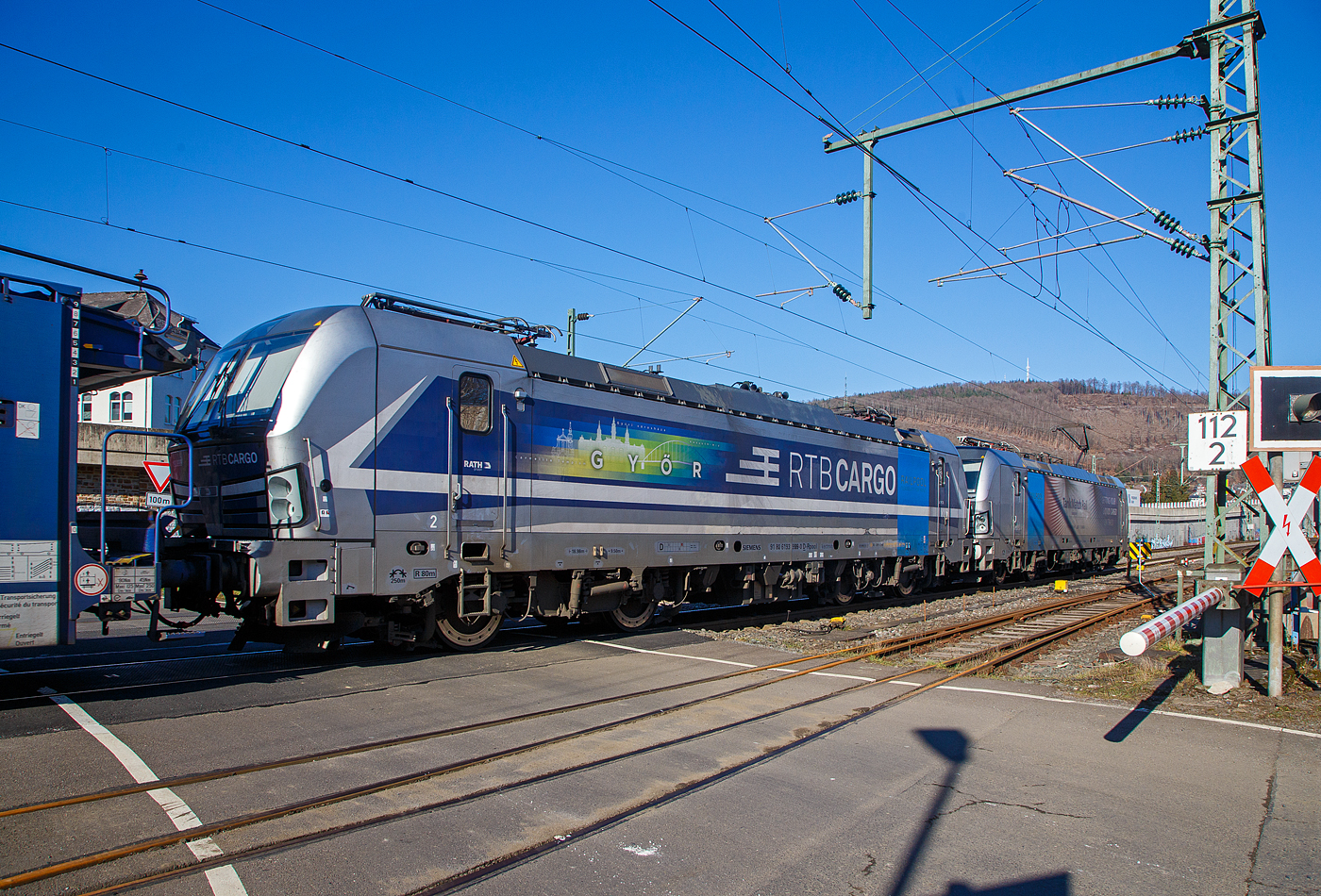 Die beiden an die RTB CARGO GmbH vermieteten SIEMENS Vectron AC, vorne die 193 994-1 (91 80 6193 994-1 D-Rpool) und dahinter die kalte (somit keine Doppeltraktion) 193 999-0 „Győr“ (91 80 6193 999-0 D-Rpool), beide der Railpool (M�nchen), fahren am 14.02.2023, mit einem leeren Touax-Autotransportzug (Wagen der Gattung Laaers), �ber die Siegstrecke (KBS 460) durch Niederschelden in Richtung Siegen.

Beide Vectron AC wurden 2019 von Siemens Mobilitiy in M�nchen-Allach gebaut, die 193 994 unter der Fabriknummer 22682 und die 193 999 unter der Fabriknummer 22698. Diese Vectron Lokomotiven sind als AC – Lokomotive (Wechselstrom-Variante) mit 6.400 kW konzipiert und zugelassen f�r Deutschland, �sterreich und Ungarn (D/A/H), eine Zulassung f�r Rum�nien (RO) wurde noch nicht erlangt, RO ist durchgestrichen. Die Loks haben eine H�chstgeschwindigkeit von 200 km/h.
