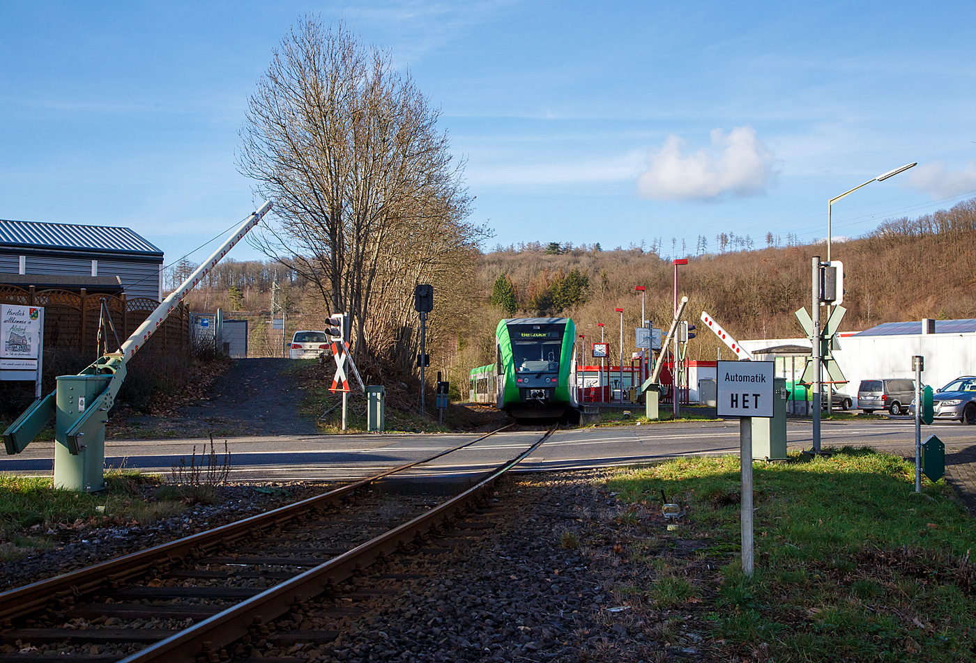 Die beiden gekuppelten Stadler GTW 2/6 der WEBA Westerwaldbahn des Kreises Altenkirchen GmbH haben am 17.01.2023, als RB 97  Daadetalbahn   (Daaden - Betzdorf/Sieg), den Hp Alsdorf erreicht und die Schranken am B� der Hauptstra�e (L284) �ffnet sich wieder.

Die GTW 2/6 sind der VT 117 (95 80 0946 417-2 D-WEBA / 95 80 0646 417-5 D-WEBA / 95 80 0946 917-1 D-WEBA) und der VT 118 (95 80 0946 418-0 D-WEBA / 95 80 0646 418-3 D-WEBA / 95 80 0946 918-9 D-WEBA). Beide waren bis 2015 Triebwagen der HellertalBahn GmbH.