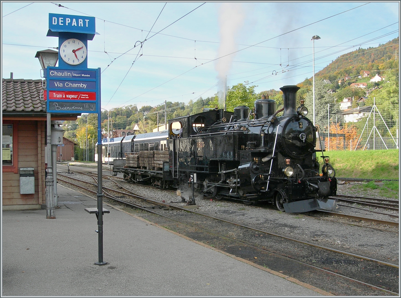 Die BFD HG 3/4 N° 3 der Blonay-Chamby Bahn rangiert in Blonay einen MOB Flachwagen (wohl ebenfalls B-C), welcher dem letzten Dampfzug nach Chaulin beigegeben wird.

13. Oktober 2024