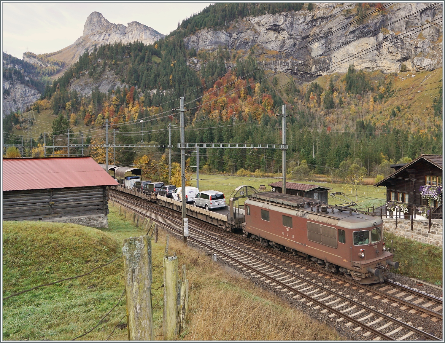 Die BLS Re 4/4 193 verlässt mit einem Tunnel-Autozug Kandersteg in Richtung Goppenstein. 

11. Oktober 2022 