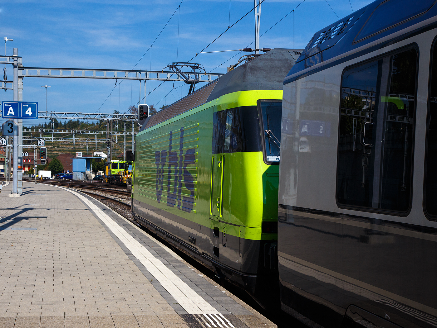 Die BLS Re 465 012 (91 85 4 465 012-3 CH-BLS) verl�sst am 11 September 2023, mit dem GoldenPass Express (GPX) von Interlaken Ost via Zweisimmen nach Montreux, den Bahnhof Spiez. 

Hier auf den Normalspur Gleisen der BLS ist hinter der BLS Re 465 ein zus�tzlicher sogenannter 2. Klasse interface Wagen der Gattung Bsi (NUR auf BLS-Netz).
