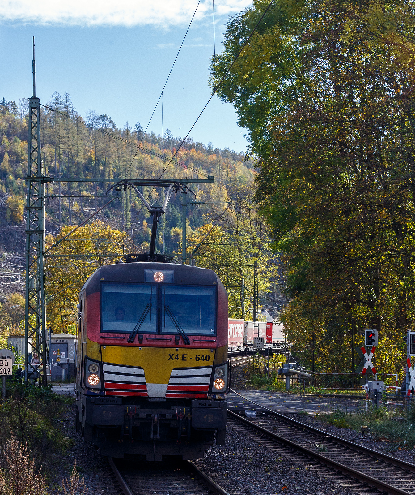 Die bunte und schöne an die TX Logistik AG vermietete Siemens Vectron MS X 4 E – 640 / 193 640-0 “Connected by Rail” (91 80 6193 640-0 D-DISPO) der MRCE Dispolok GmbH (München) fährt am 28.03.2023, mit einem KLV-Zug, durch Scheuerfeld (Sieg) Richtung Köln.

Die Siemens Vectron MS - 6.4 MW wurde 2016 von Siemens in München-Allach unter der Fabriknummer 22164 gebaut. Sie ist in der Variante A09 ausgeführt und hat so die Zulassungen für Deutschland, Österreich und Italien (D / A / I), daher trägt sie auch die Werbung München, Kufstein, Verona (Connected by Rail). Sie hat eine Höchstgeschwindigkeit von 160 km/h.

Die Lok wurde an die MRCE - Mitsui Rail Capital Europe GmbH in München ausgeliefert, seit September 2023 hat die Beacon Rail Metro Finance B.V. die Mitsui Rail Capital Europe B.V. (Amsterdam) und somit auch die Mitsui Rail Capital Europe GmbH im München übernommen, so firmiert sie nun als Beacon Rail Capital Europe GmbH, München (BRCE / DISPO).