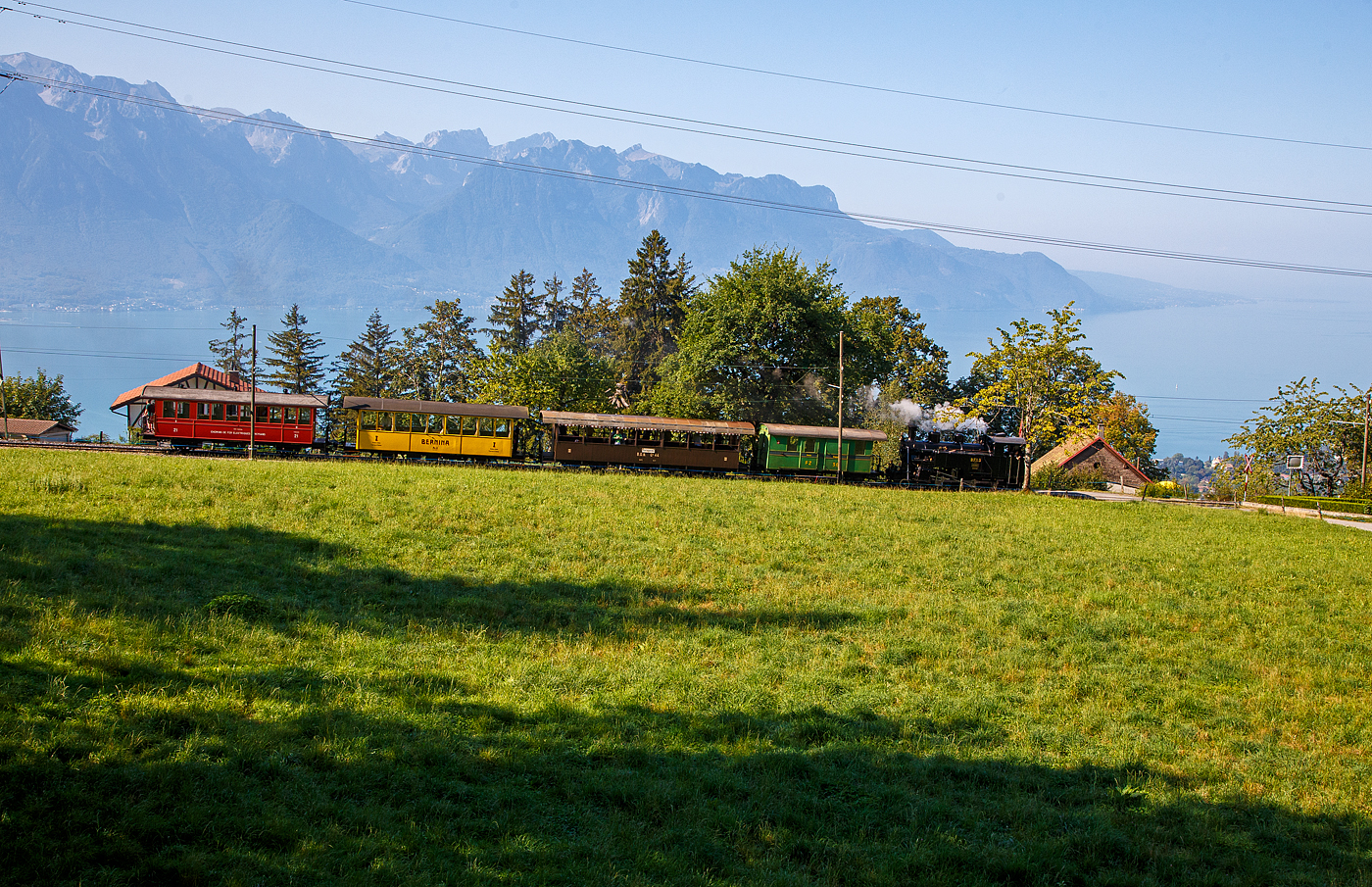 Die Dampflokomotive für gemischten Adhäsions- und Zahnradbetrieb B.F.D. 3 HG 3/4 (Brig–Furka–Disentis-Bahn), später FO 3 (Furka-Oberalp-Bahn), heute im Bestand der Museumsbahn Blonay–Chamby, fährt am 09 September 2023 mit ihren Zug vom Museum Chaulin nach Blonay hinab. Der Zug bestand aus dem Post- und Gepäckwagen CEG FZ²  36, Großraum-Plattformwagen BOB C4 44, Salonwagen BB As 2 und dem Großraum-Plattformwagen CEV BC² 21.

Die Dampflok  war an dem Tag die einzige unter Dampf befindliche Lok, das Wochenende stand aber auch zum 125 Jahre Jubiläum der BVB unter dem Motto  Le Chablais en fête , dort wird seit Eröffnung elektrisch gefahren.