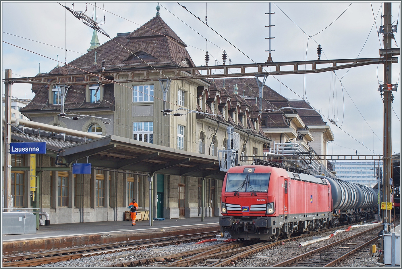 Die (ex DB) WRS 193 302 (91 80 6193 302-7 D-WRSCH) steht mit einem langen Kesselwagenzug in einige Zeit in Lausanne bevor ihre Fahrt weitergeht. Die Lok hat gem�ss der Anschrift eine Zulassung in D, A, CH, I, NL und B, wobei praktisch an der selben Stelle angeschriebenen Spannungen f�r mich nicht schl�ssig sind: 3000 V , 1500 V, 1500 V 50 Hz und 1000 V 16,7 Hz. Leider stand die Lok mit ihrem Zug fotografisch gesehen sehr ungeschickt, was haupts�chlich auf die L�nge der Zuges zur�ckzuf�hren ist.
(Richtige Kategorie?)

5. Januar 2026