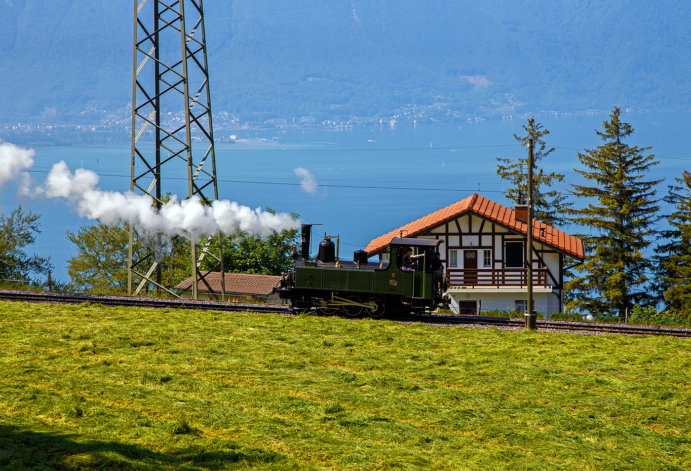 Die haben mich vergessen, da muss ich noch schnell hinterher....
Pfingsten 2023 (Samstag 27 bis 29 Mai 2023) fand bei der Museumsbahn Blonay–Chamby das Schweizer Dampffestival 2023 / Festival suisse de la Vapeur 2023 statt, das Highlight am Samstag war die Dreifach-Dampflok-Traktion. Darunter war auch die kleine G 3/3 LEB N° 5  Bercher , die hier am 27.05.2023 von Chaulin alleine nach Blonay hinab fährt.
