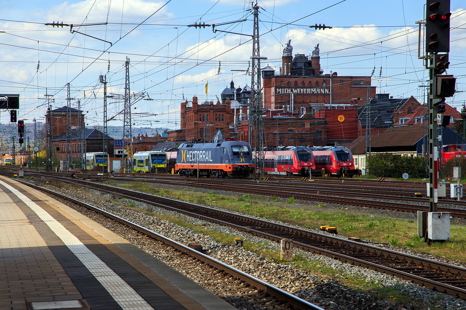 Die Hector Rail 242.532  LIGHTYEAR  (91 80 6182 532-2 D-HCTOR) ist am 21.04.2023 in Bamberg abgestellt.

Die Siemens ES64U2 wurde 2000 von Siemens in München-Allach unter Fabriknummer 20447 gebaut und als 1116 903-4 an die damalige Siemens Dispolok GmbH in München (heute MRCE Dispolok GmbH) geliefert und an die boxXpress.de GmbH vermietet. 2001 wurde sie in ES 64 U2-903 und 2003 in ES 64 U2-032 um bezeichnet, 2007 erhielt sie die NVR-Nummer 91 80 6182 532-2 D-DISPO.  Im Jahr 2011 wurde sie an die Hector Rail AB ind Danderyd (Schweden) verkauft und erhielt die NVR-Nummer 91 80 6182 532-2 S-HCTOR und später D-HCTOR. Sie hat die Zulassungen für Deutschland, Österreich, Norwegen und Dänemark. 
