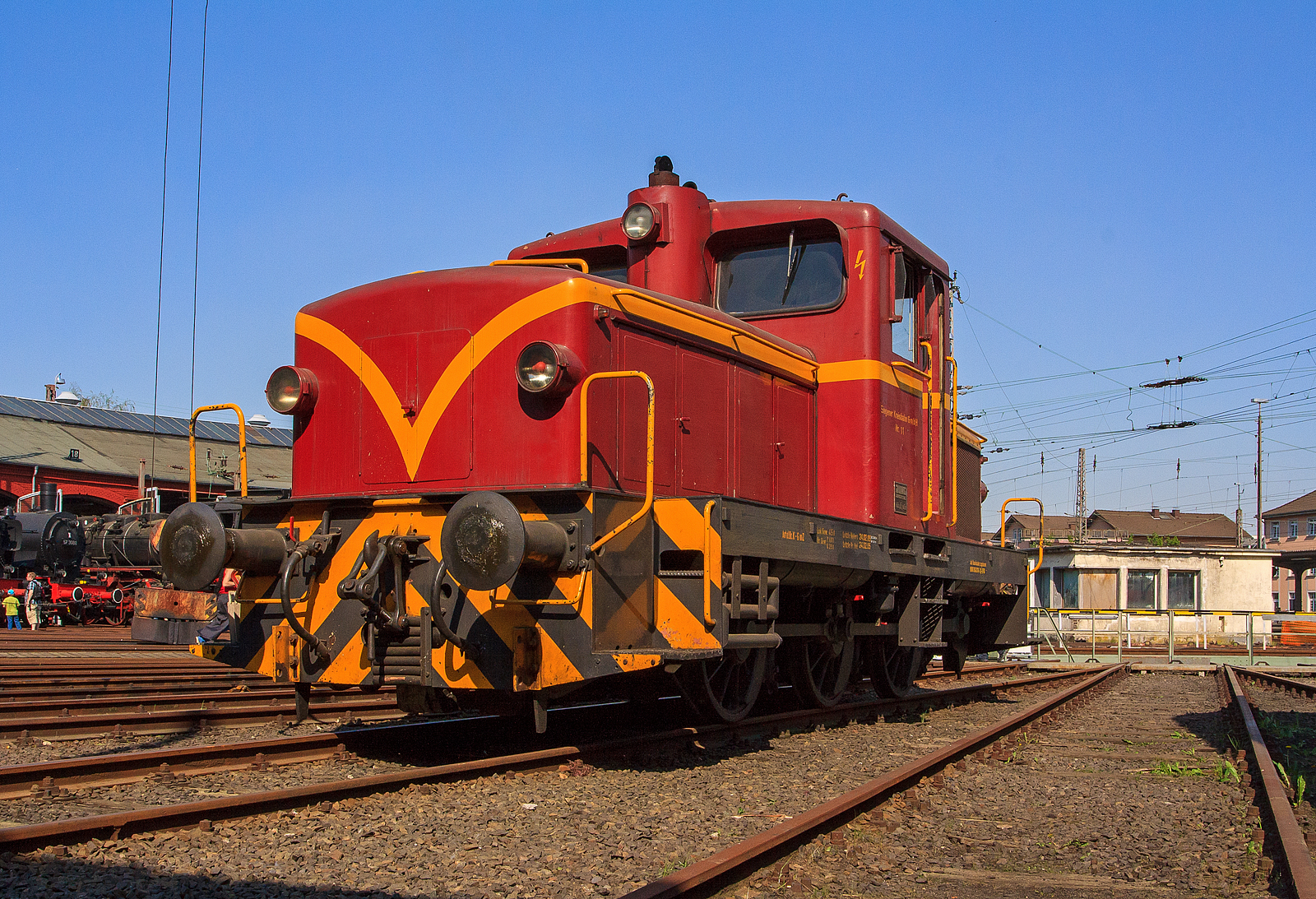 Die Jung R 42 C der Eisenbahnfreunde Betzdorf, ex SK 11 (Siegener Kreisbahn). ex Lok 11 der Kleinbahn Weidenau-Deuz, am 23.04.2011 im Südwestfälischen Eisenbahnmuseum in Siegen.

Die Lok vom Typ R 42 C wurde 1960 von der Firma Jung unter der Fabriknummer 13119 gebaut und an die Kleinbahn Weidenau-Deuz ausgeliefert. Die Kleinbahn Weidenau-Deuz erhielt ebenso wie die Siegener Kreisbahn vier Lokomotiven und die Freien Grunder Eisenbahn eine, so dass nach der Fusion als Siegener Kreisbahn 1970 dort neun Lokomotiven verkehrten.

Die Lok ist eine dieselhydraulische Lokomotive von der 32 Exemplaren von Arnold Jung Lokomotivfabrik in Jungenthal bei Kirchen/Sieg gebaut wurden. Sie war vor allem für den Rangiereinsatz im Werksdienst vorgesehen, ab 1955 wurde die R 42 C angeboten

Die Achsfolge ist C, als Antrieb dient ein aufgeladener MAN-Motor W8V 17,5/22A mit einer Leistung von 440 PS bei 1100 U/min, dieser überträgt seine Leistung auf ein hydraulisches Voith-Turbo-Getriebe L 37 Ab, dieses wiederum auf eine hinten liegende Blindwelle, die die drei Achsen über Kuppelstangen antreibt.

Die Lok gehört zur sogenannten 3. Generation der Jung-Loks, die Leistungssteigerung gegenüber der R 40 C machte den Einbau eines größeren Lüfters notwendig. Dieser ist am Lüftergitter auf dem Aufbau der dem Motor abgewandten Vorbau zu erkennen. Die Maschinen verfügen bei vergrößertem Raddurchmesser über einen verkürzten Radstand gegenüber der R 40 C.

TECHNISCHE DATEN:
Spurweite: 1.435 mm
Achsfolge: C
Länge über Puffer: 9.285 mm
Achsstand: 2 x 1.700 mm = 3.400 mm
Breite: 3.120 mm
Höhe: 3.975 mm
Eigengewicht: 43.500 kg
Dienstgewicht: 45.000 kg
Motor: wassergekühlter 8-Zylinder 4-Takt MAN-Reihendieselmotor W 8 V 17,5/22 A mit Aufladung
Hubraum: 42,32 Liter 
Leistung: 324 kW (440 PS)
Höchstgeschwindigkeit: 60 km/h
Schaltgetriebe: Voith L37Ab
Wendegetriebe: Jung 420G
Bremse: Klotzbremse, an allen 6 Rädern
Betriebsbremse: K-GPmZ (einlösige Knorr-Bremse mit Zusatzbremse), pneumatisch, auf alle 6 Räder wirkend
Bremsgewicht: 40 t (P); 29 t (G)
Feststellbremse: Handrad, mechanisch, auf alle 6 Räder wirkend
Tankinhalt: 820 l
Sonstiges: Läutewerk, Sicherheitsfahrschaltung

Im deutschen Fahrzeugeinstellungsregister ist für die Jung R 42 C die Nummer 3942 vorgesehen, diese hier hatte die NVR-Nummer 98 80 3942 018-3 D-EFBS
