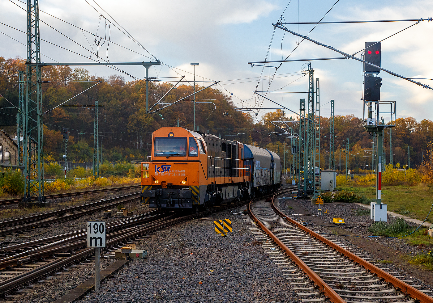 Die KSW 43 (92 80 1273 018-2 D-KSW), die asymmetrische Vossloh G 2000 BB der KSW (Kreisbahn Siegen-Wittgenstein) hat am 18.11.2022, mit ihrem Coilzug (VTG Coilwagen der Gattung Shimmns-ttu) vom Hafen Duisburg kommend, Betzdorf (Sieg) erreicht. Da die Strecke nach Herdorf (KBS 462 – Hellertalbahn) noch nicht frei war musste sie kurz im Rbf warten. Nun da der HLB Triebwagen als RB 96 Betzdorf erreicht hat ist die Strecke frei und sie kann weiter nach Herdorf fahren.

Nochmal einen lieben Gruß an das Lokpersonal zurück.