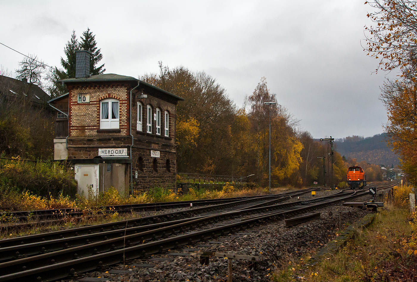 Die KSW 44 (92 80 1271 004-4 D-KSW) eine MaK G 1000 BB der KSW (Kreisbahn Siegen-Wittgenstein), eine MaK G 1000 BB, hatte am 30.11.2022 bereits Güterwagen, auf dem KSW Rangierbahnhof Herdorf (Freien Grunder Eisenbahn KSW NE447 / DB-Nr. 9275), abgestellt. Nachdem sie den KSW Rbf verlassen hat, steht sie nun auf Gleis 2 vom Bf Herdorf und wartete darauf dass die Weiche gestellt wird und sie Hp 2 bekommt.

Links das Weichenwärter Stellwerk Herdorf Ost (Ho).
